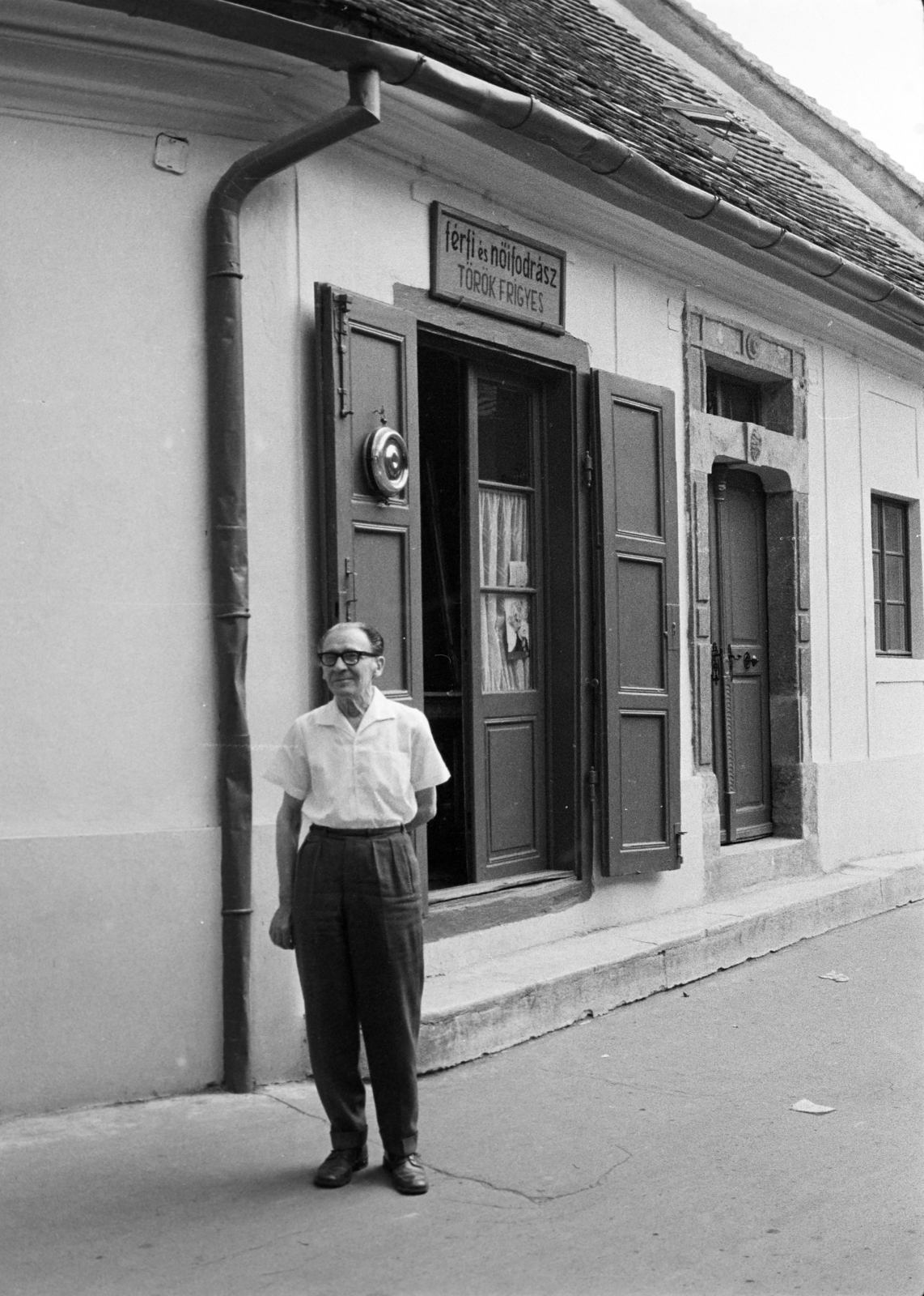 Hungary, Kőszeg, Városház utca 2., a Hősök kapuja felől., 1971, Vozárik Edit, hairdresser, Fortepan #270071
