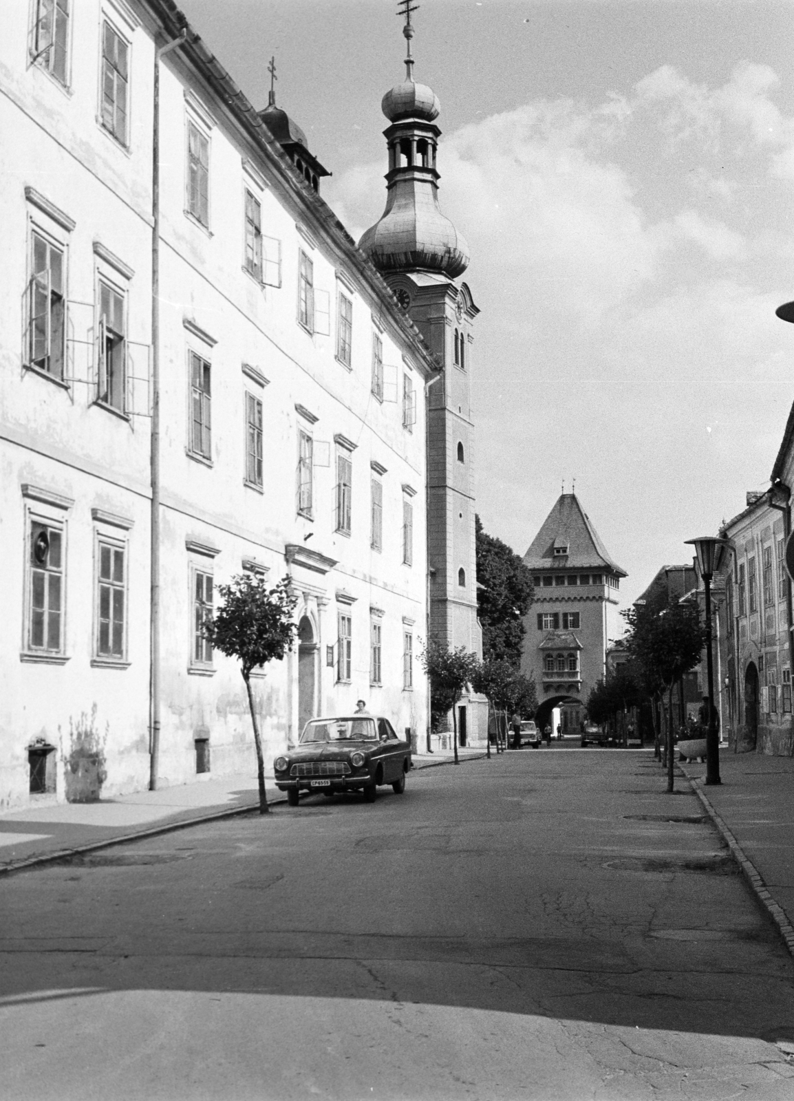 Hungary, Kőszeg, Rajnis utca a Jurisics tér felé nézve. Szemben a Szent Imre-templom és a Hősök kapuja., 1971, Vozárik Edit, Fortepan #270072