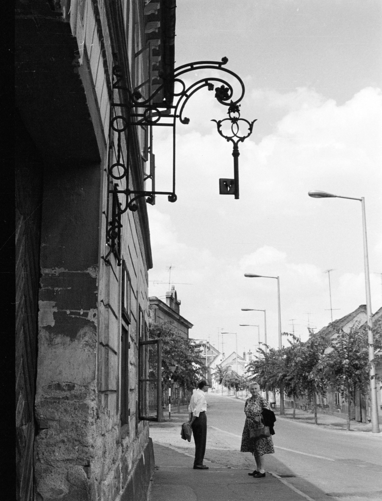 Hungary, Kőszeg, a Pék (Fürst Sándor) utca az Árpád tér felé nézve, a cégér a 7-es számú házon található., 1971, Vozárik Edit, key, Fortepan #270077