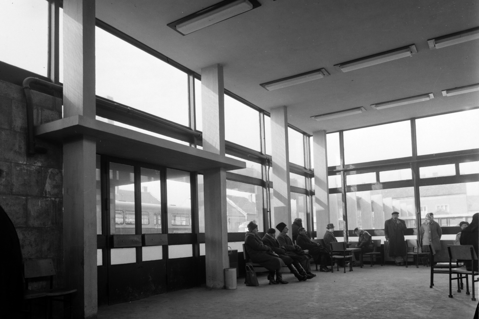 Hungary, Sopron, Lackner Kristóf utca, autóbusz-állomás., 1967, UVATERV, interior, waiting room, bus terminal, bus stop, Fortepan #27008