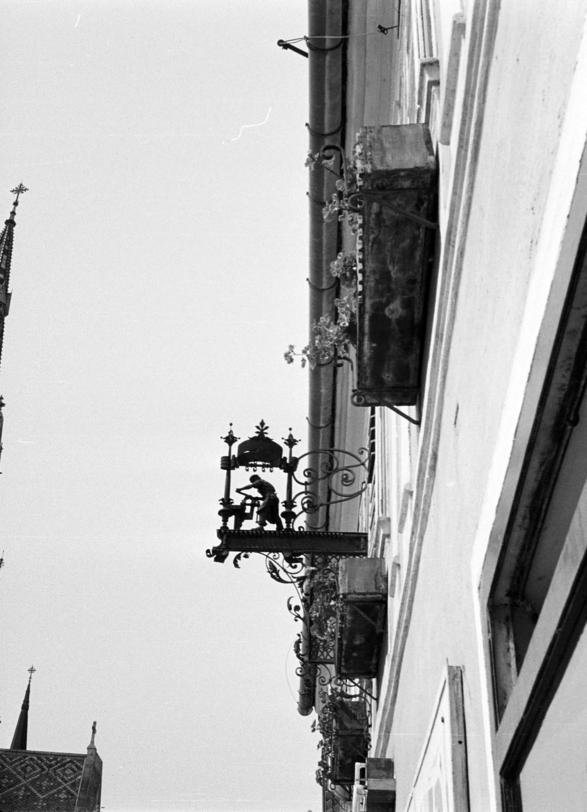 Hungary, Kőszeg, Várkör, a 69-es számú Lauringer-házon az egykori Heidenreich lakatosműhely cégére, balra a Jézus Szíve-templom részlete látható., 1971, Vozárik Edit, locksmith, Fortepan #270080