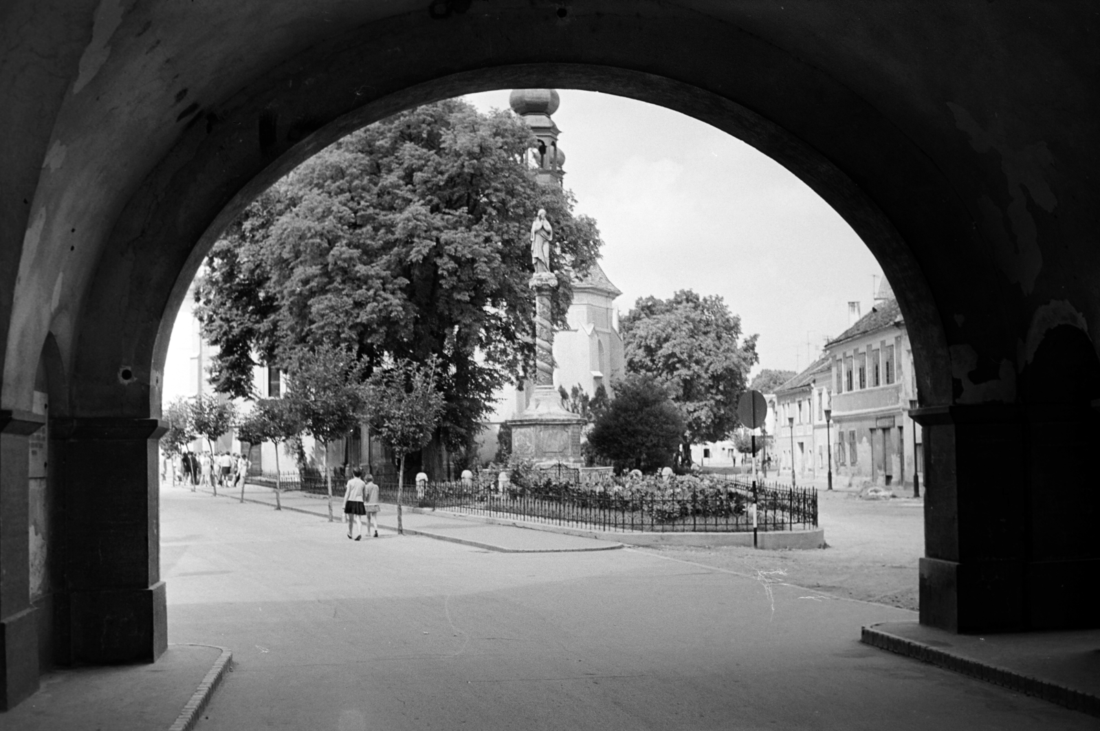 Hungary, Kőszeg, Jurisics tér, a Mária szobor a Hősök kapujától nézve, háttérben a Szent Imre-templom és a Szent Jakab-templom., 1966, Vozárik Edit, Fortepan #270082