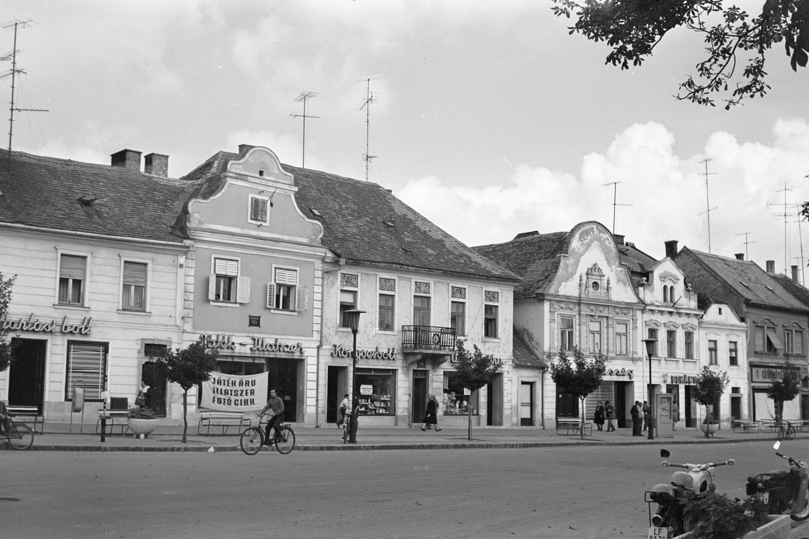 Hungary, Kőszeg, Fő (Köztársaság) tér., 1966, Vozárik Edit, bicycle, Fortepan #270086