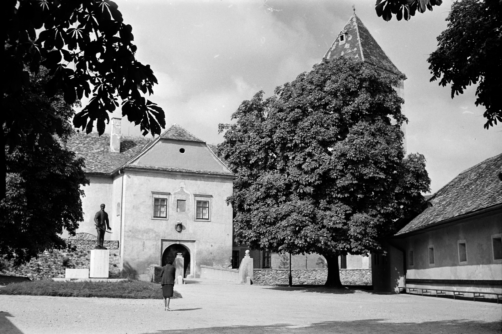Hungary, Kőszeg, a Jurisics-vár előudvara, előtérben Jurisics Miklós szobra (Mikus Sándor, 1963.)., 1966, Vozárik Edit, Fortepan #270091