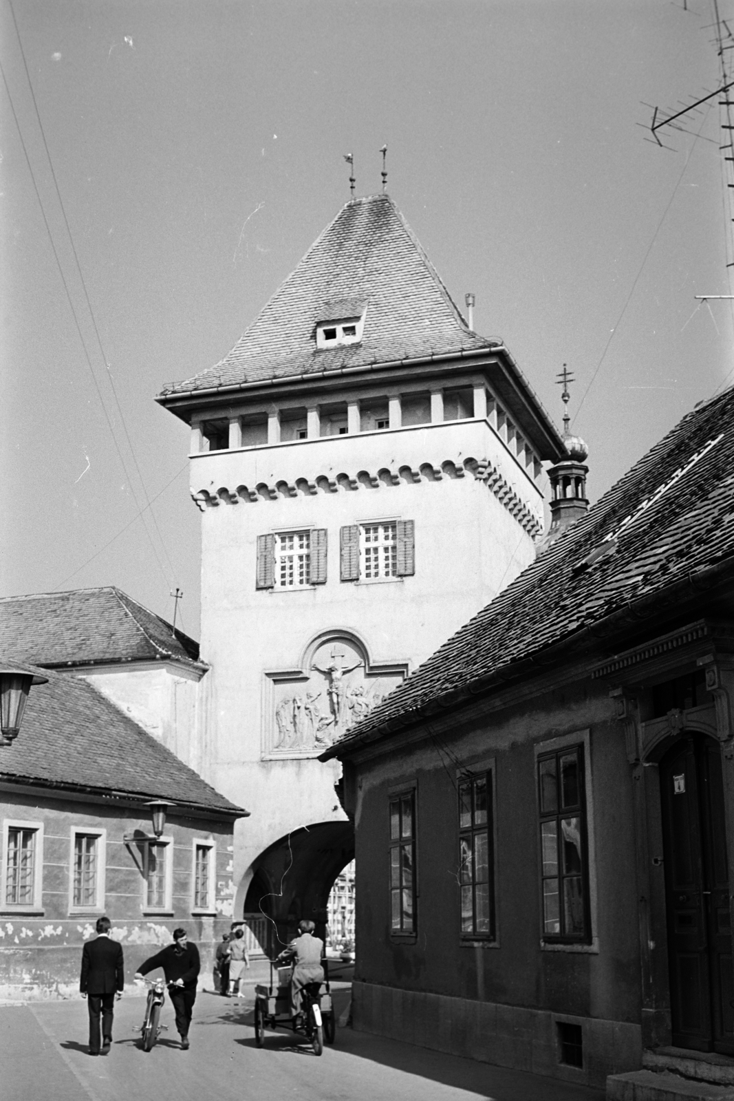 Hungary, Kőszeg, Városház utca, szemben a Hősök kapuja., 1966, Vozárik Edit, gate tower, relief, Fortepan #270093