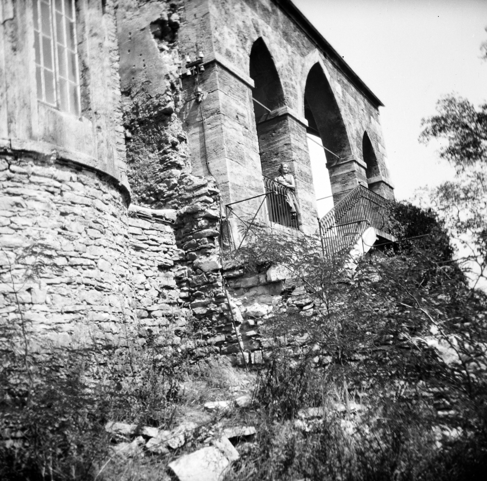 Hungary, Tata, Vár., 1957, Vozárik Edit, pointed arch, castle ruins, Fortepan #270103
