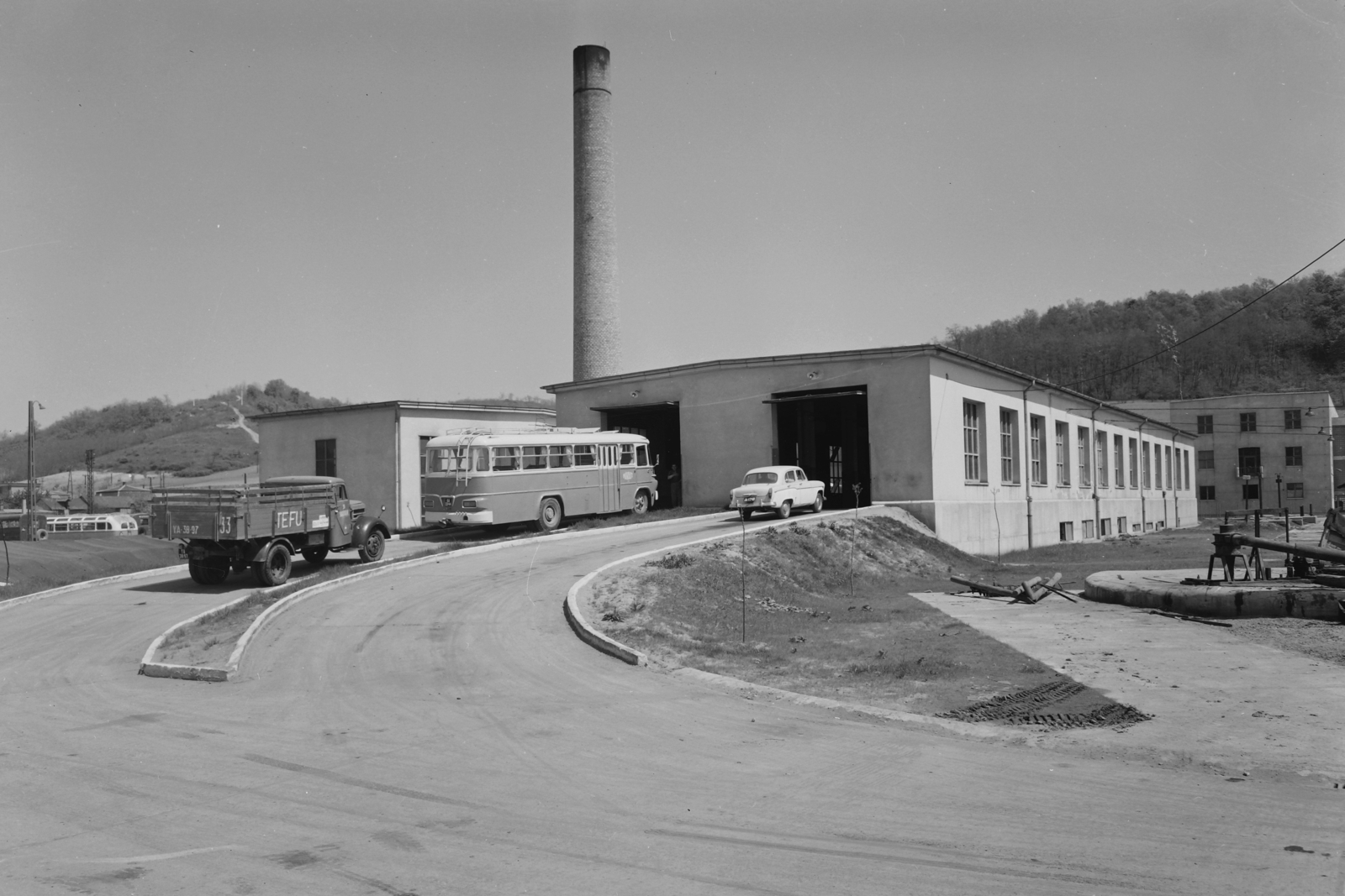 Hungary, Salgótarján, a 33.sz AKÖV autóbusz forgalmi telepe., 1960, UVATERV, bus, German brand, Soviet brand, Hungarian brand, commercial vehicle, Ikarus-brand, Moskvitch-brand, Robur-brand, MÁVAUT-organisation, Ikarus 620, automobile, factory chimney, TEFU-organisation, Fortepan #27011