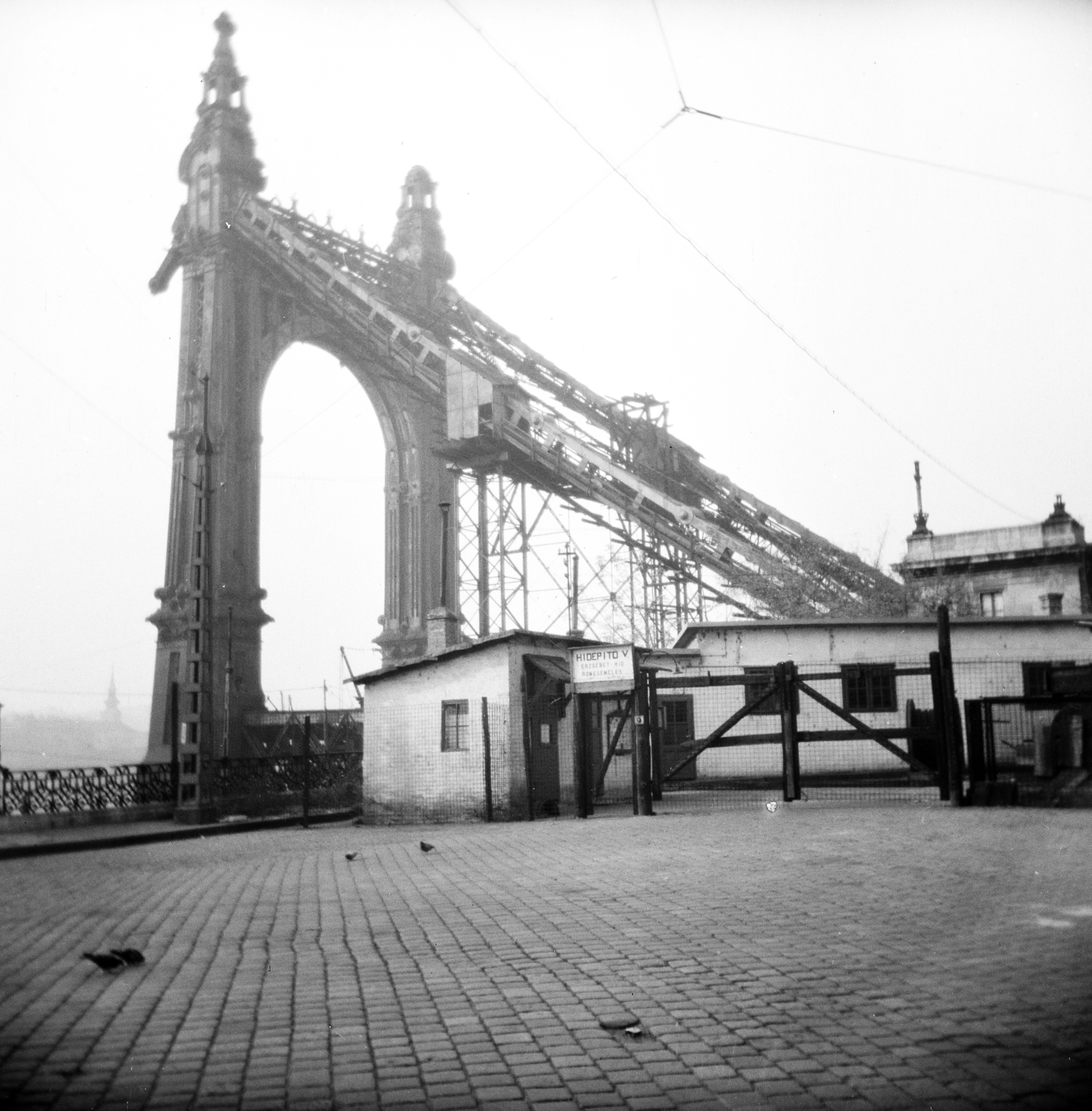 Magyarország, Budapest V., a lerombolt Erzsébet híd pesti hídfőjének kapuzata., 1955, Vozárik Edit, hídroncs, Budapest, Fortepan #270115