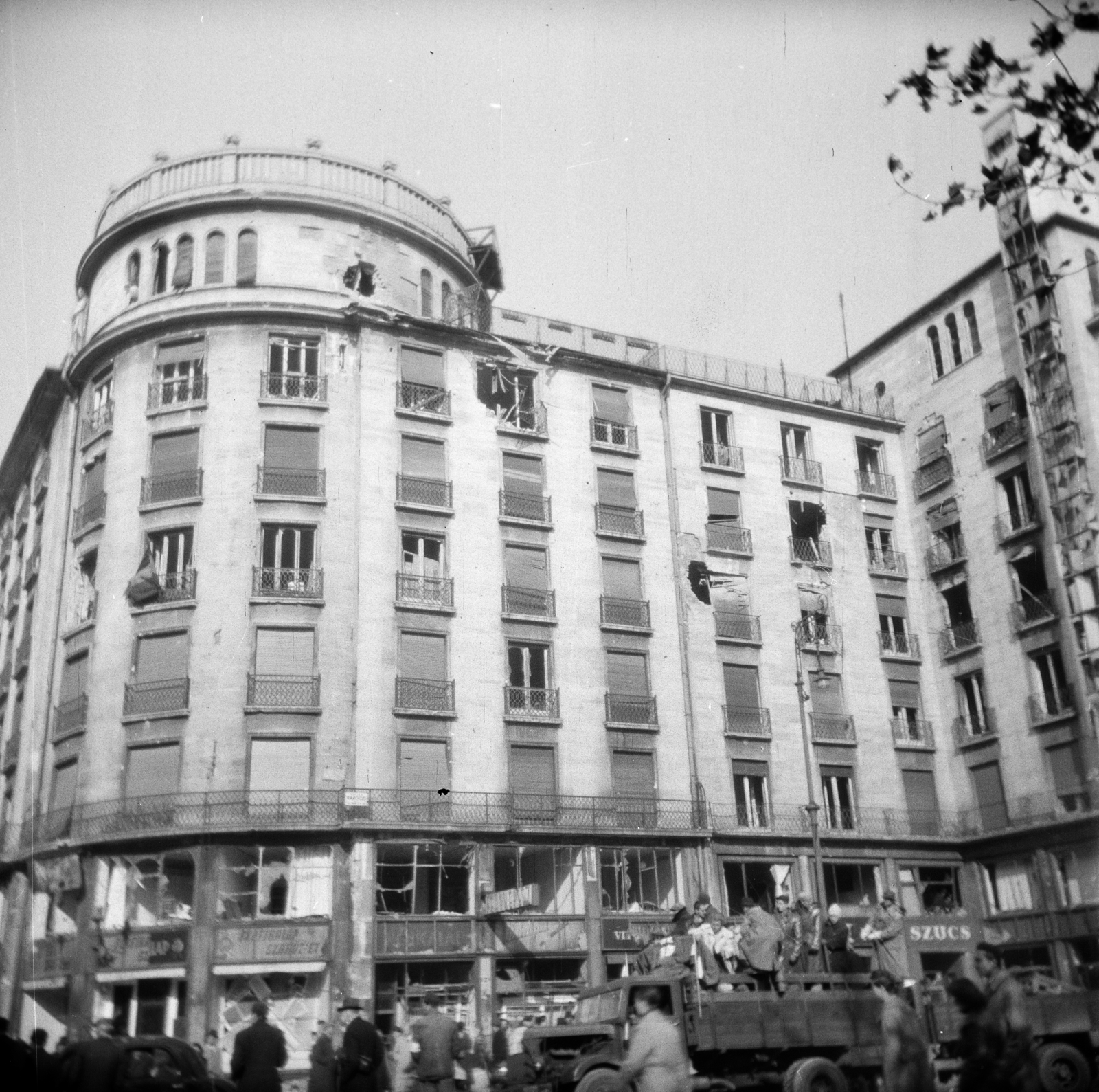 Hungary, Budapest VII., Astoria kereszteződés, Károly (Tanács) körút - Rákóczi út sarok, MTA lakóház., 1956, Vozárik Edit, Budapest, commercial vehicle, photo aspect ratio: square, tenement house, Fortepan #270118