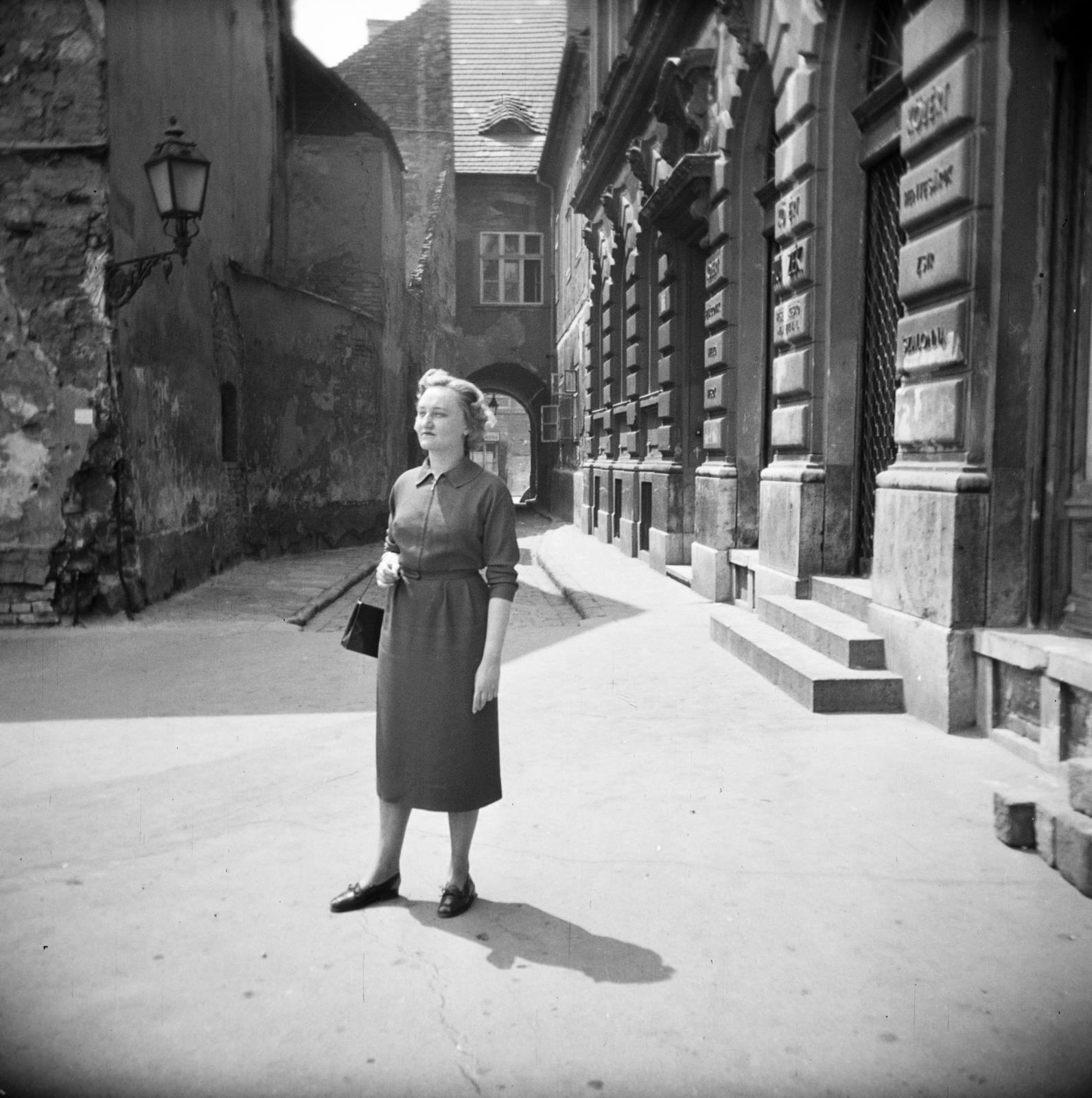 Hungary, Budapest I., Balta köz a Tárnok utcától az Úri utca felé nézve., 1957, Vozárik Edit, Budapest, street view, photo aspect ratio: square, lady, gas lamp, fabrics clothes, Fortepan #270126