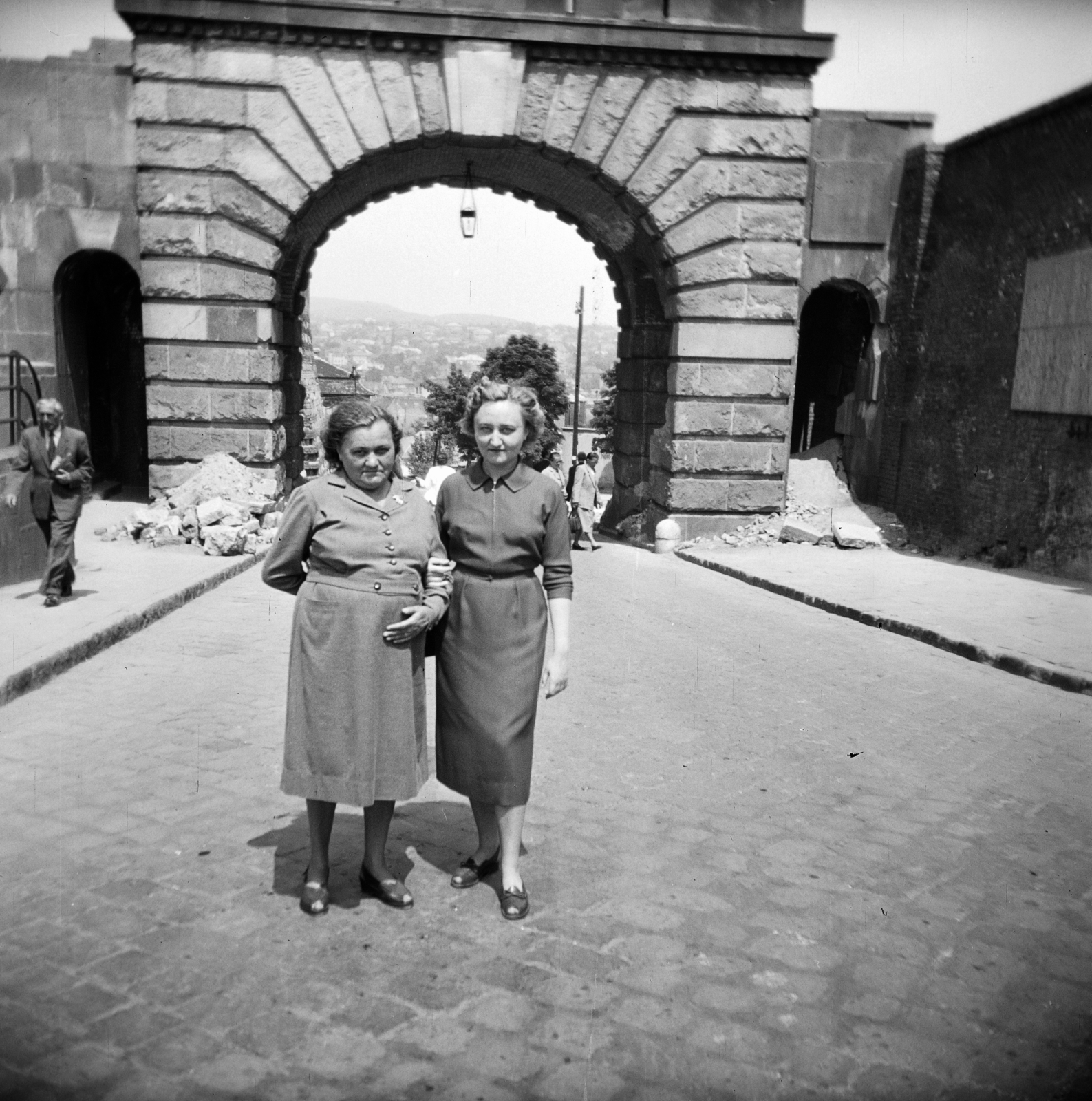 Hungary, Budapest I., a felvétel a Bécsi kapu előtt készült., 1957, Vozárik Edit, Budapest, women, photo aspect ratio: square, fabrics clothes, Fortepan #270127
