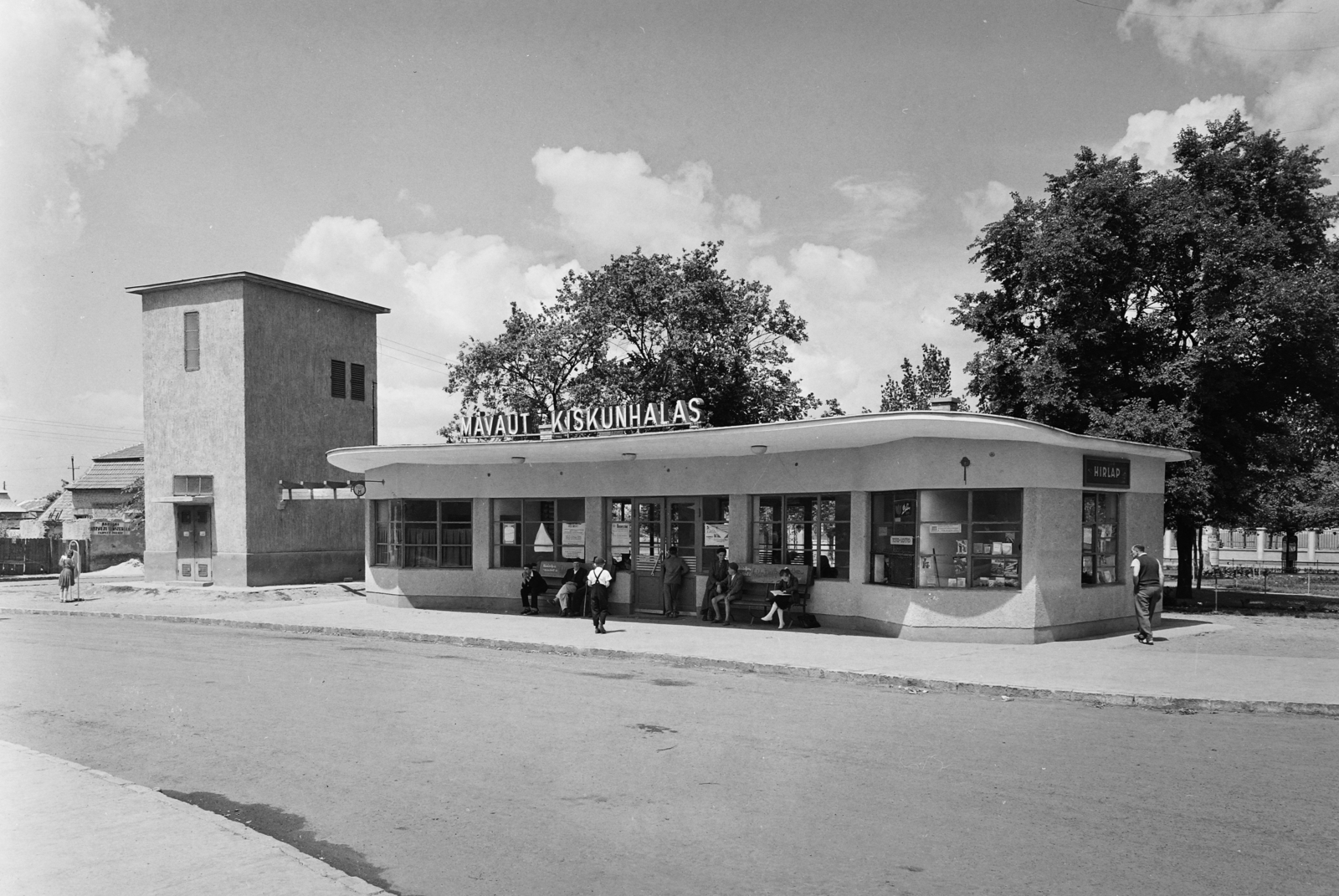Hungary, Kiskunhalas, Május 1. tér, autóbusz-állomás., 1960, UVATERV, MÁVAUT-organisation, place-name signs, bus stop, Fortepan #27013