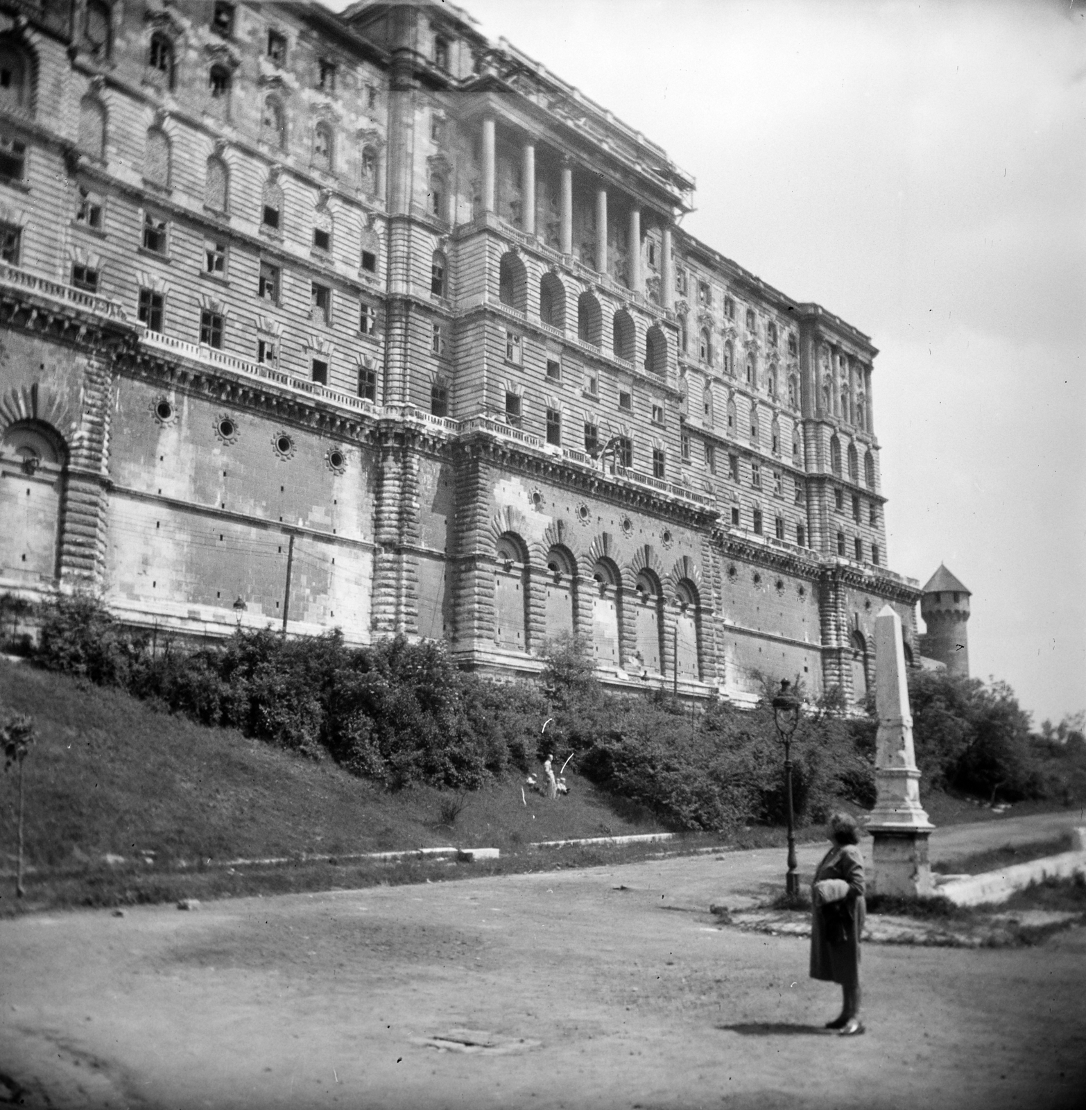 Hungary, Budapest I., balra felfelé a Palota út, a kép jobb alsó sarkában a Váralja utca, balra a Királyi Palota (később Budavári Palota) és a Buzogány torony., 1957, Vozárik Edit, Budapest, photo aspect ratio: square, palace, Fortepan #270130