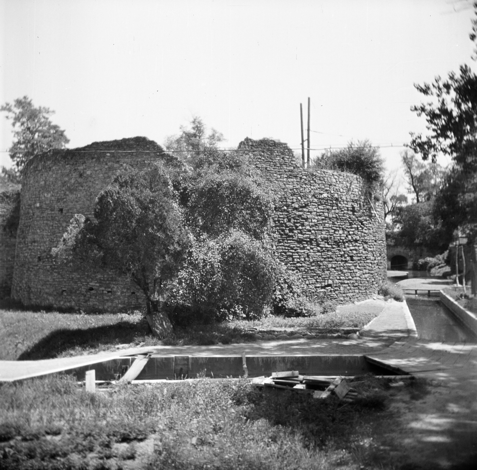 Hungary, Tata, a vár rondellája a várárok felől., 1957, Vozárik Edit, mill race, tower, photo aspect ratio: square, Fortepan #270132