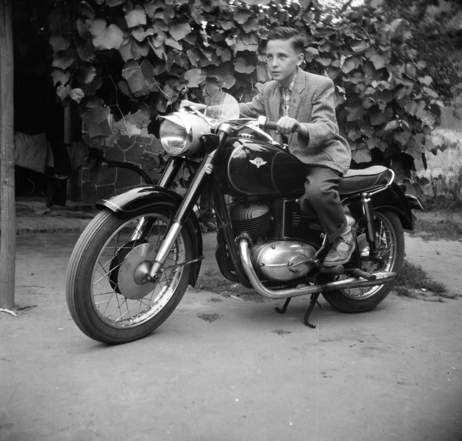 1957, Vozárik Edit, socks and sandal, plaid shirt, Fortepan #270140