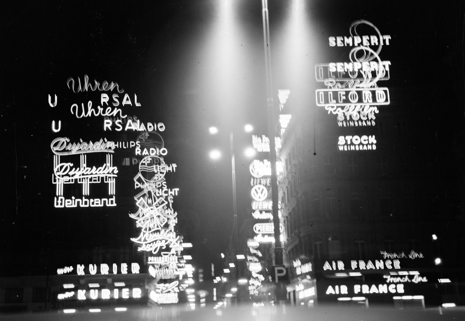 Ausztria, Bécs, Kärntner Straße és a Philharmonikerstraße/Walfischgasse keresztezödése a Mahlerstraße felöl nézve., 1961, Vozárik Edit, neonreklám, éjszaka, rontott fotó, díszkivilágítás, Fortepan #270188