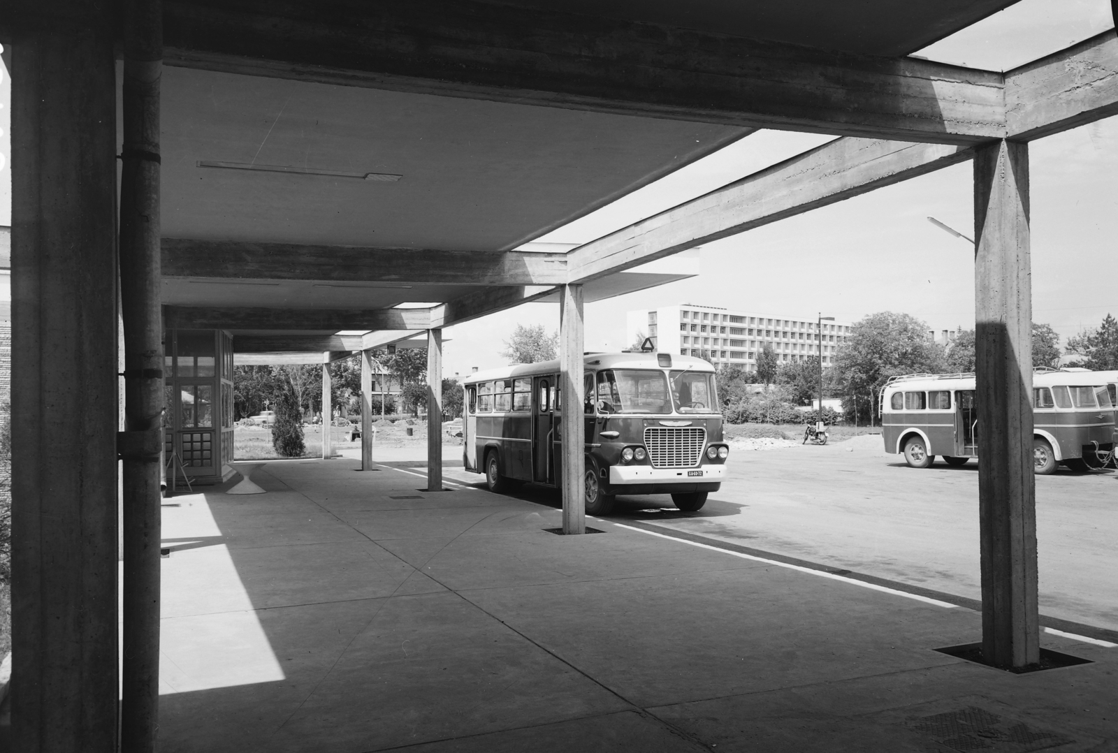 Hungary, Hajdúszoboszló, MÁVAUT autóbusz-pályaudvar, háttérben a SZOT Béke Gyógyüdülő., 1963, UVATERV, bus, Hungarian brand, Ikarus-brand, trailer, Ikarus 620, bus terminal, bus stop, Fortepan #27019