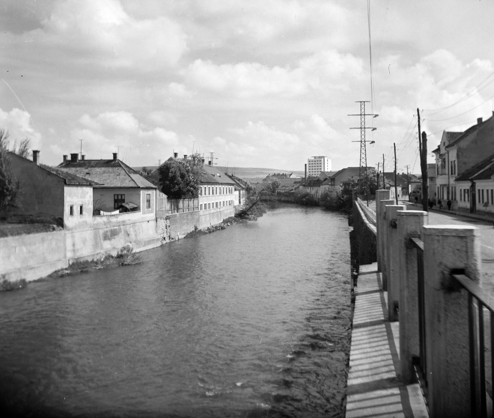 Romania,Transylvania, Cluj-Napoca, középen a Szamos folyó, jobbra a Nagyszamos utca (Strada Iașilor) a Dézsma utca (Strada Someşului) felé nézve., 1963, Vozárik Edit, shore, Fortepan #270190