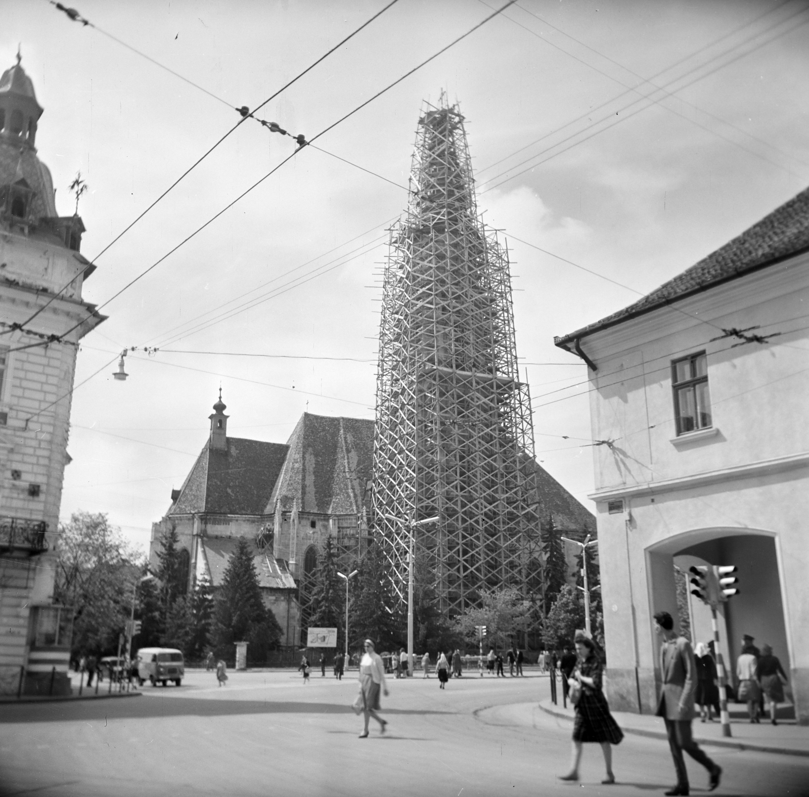 Romania,Transylvania, Cluj-Napoca, a Fő tér és a Szent Mihály-templom a Wesselényi Mikós utca (Strada Regele Ferdinand, ekkor Strada Dózsa György) felől., 1963, Vozárik Edit, scaffolding, church, Fortepan #270193