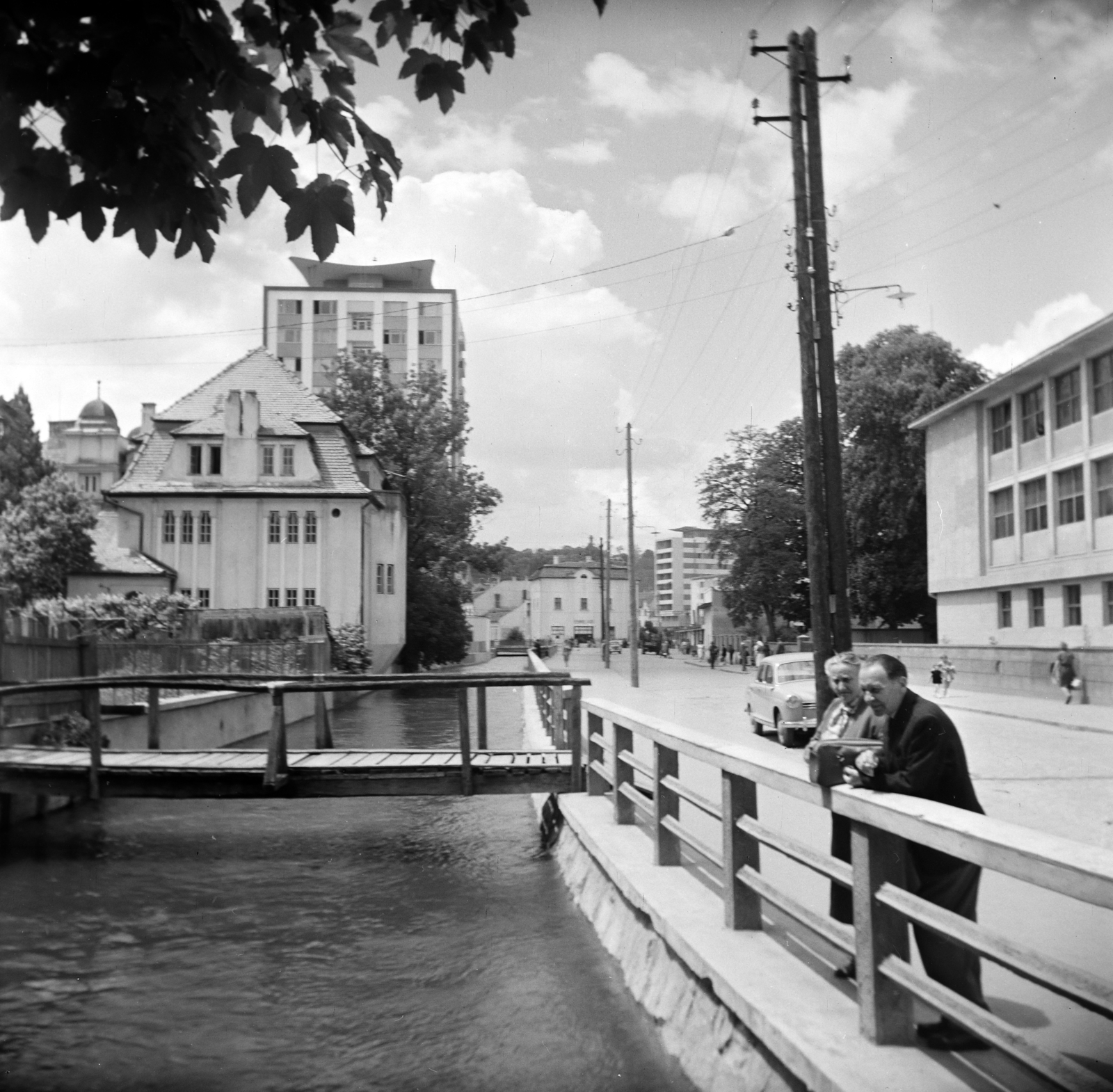 Romania,Transylvania, Cluj-Napoca, Malomárok (ma több helyen befedve), Apáczai Csere János utca (Strada Argeş) a Széchenyi tér (Piata Mihai Viteazul) felé nézve., 1963, Vozárik Edit, wooden bridge, shore, Fortepan #270195