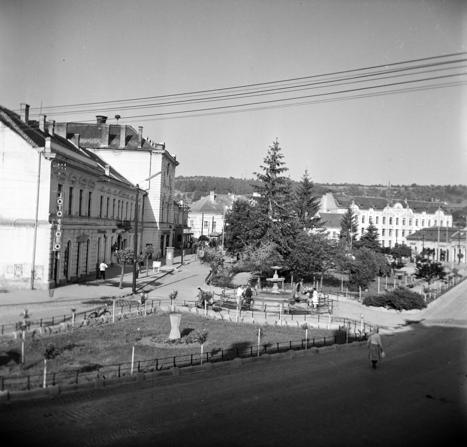 Romania,Transylvania, Zalău, Kossuth tér (Piața Iuliu Maniu), balra a Vigadó. Szemben balra a fenyőktől takarva a Vármegyeháza épülete, jobbra a mai Silvania Főgimnázium épülete., 1963, Vozárik Edit, fountain, picture, Fortepan #270199