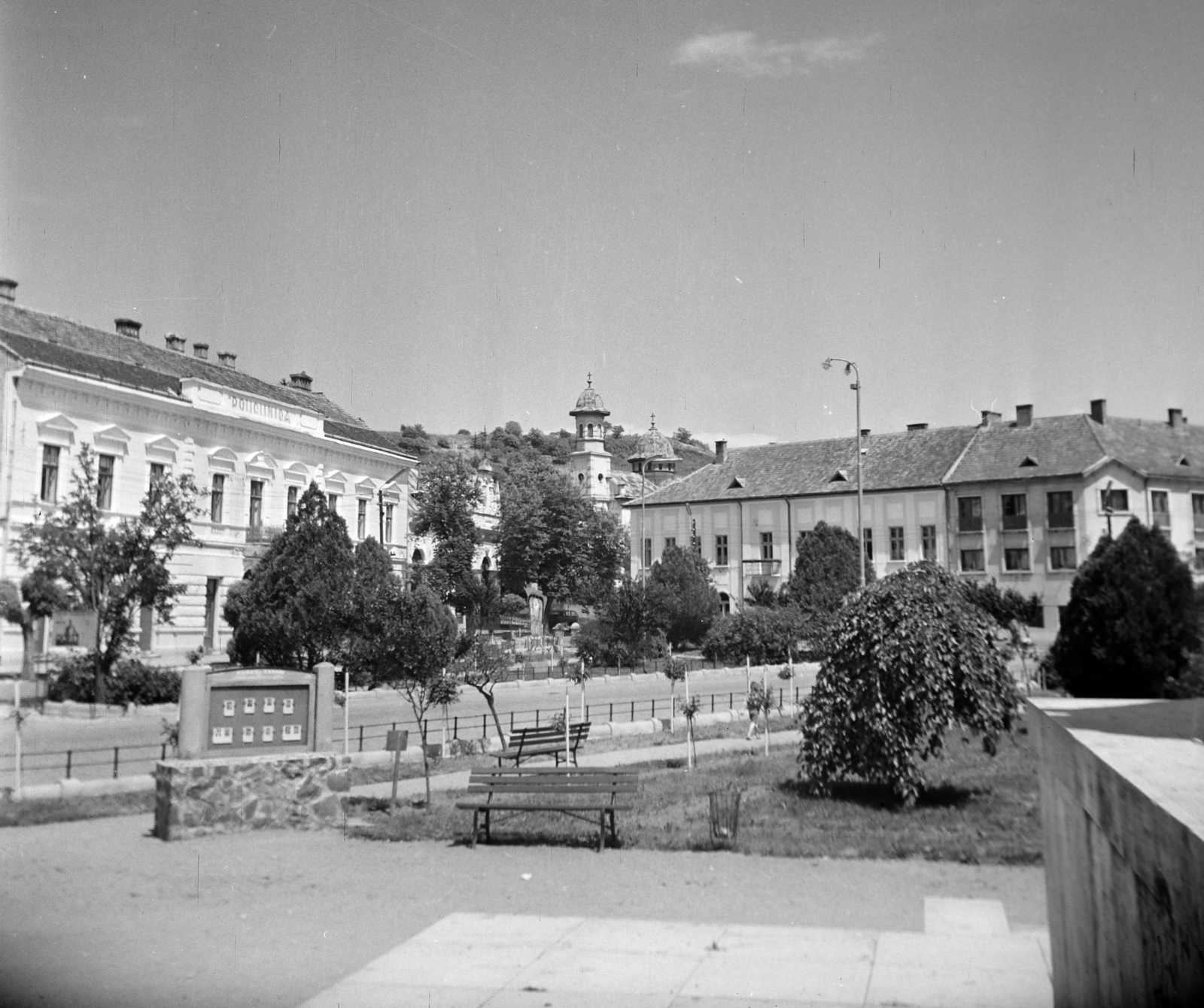 Romania,Transylvania, Zalău, Kossuth tér (Piața Iuliu Maniu). Szemben a Strada Andrei Șaguna, fent a Biserica "Mică" (Sfânta Treime) orthodox templom. A felvétel a báró Wesselényi Miklós szobortól készült., 1963, Vozárik Edit, Fortepan #270200