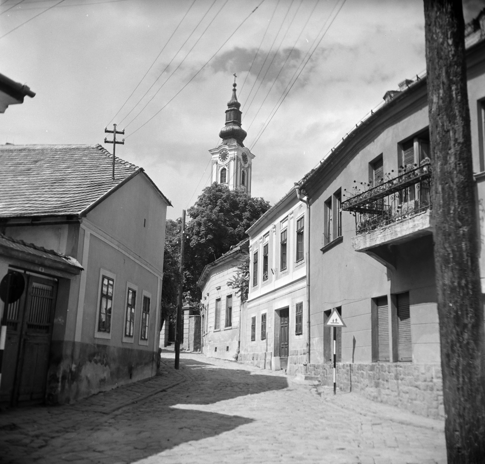 Hungary, Szentendre, Alkotmány utca, szemben a Belgrád székesegyház (Görögkeleti Püspöki Főszékesegyház) kertkapuja és tornya látszik., 1958, Vozárik Edit, street view, Fortepan #270212