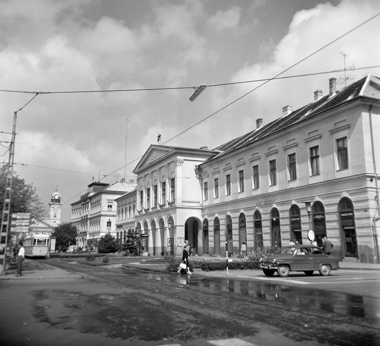 Magyarország, Debrecen, Piac utca (Vörös Hadsereg útja), jobbra a Megyei Tanács (korábban és ma Városháza), balra Kossuth tér, a villamos hátterben a Református Nagytemplom látható., 1963, Vozárik Edit, Fortepan #270216