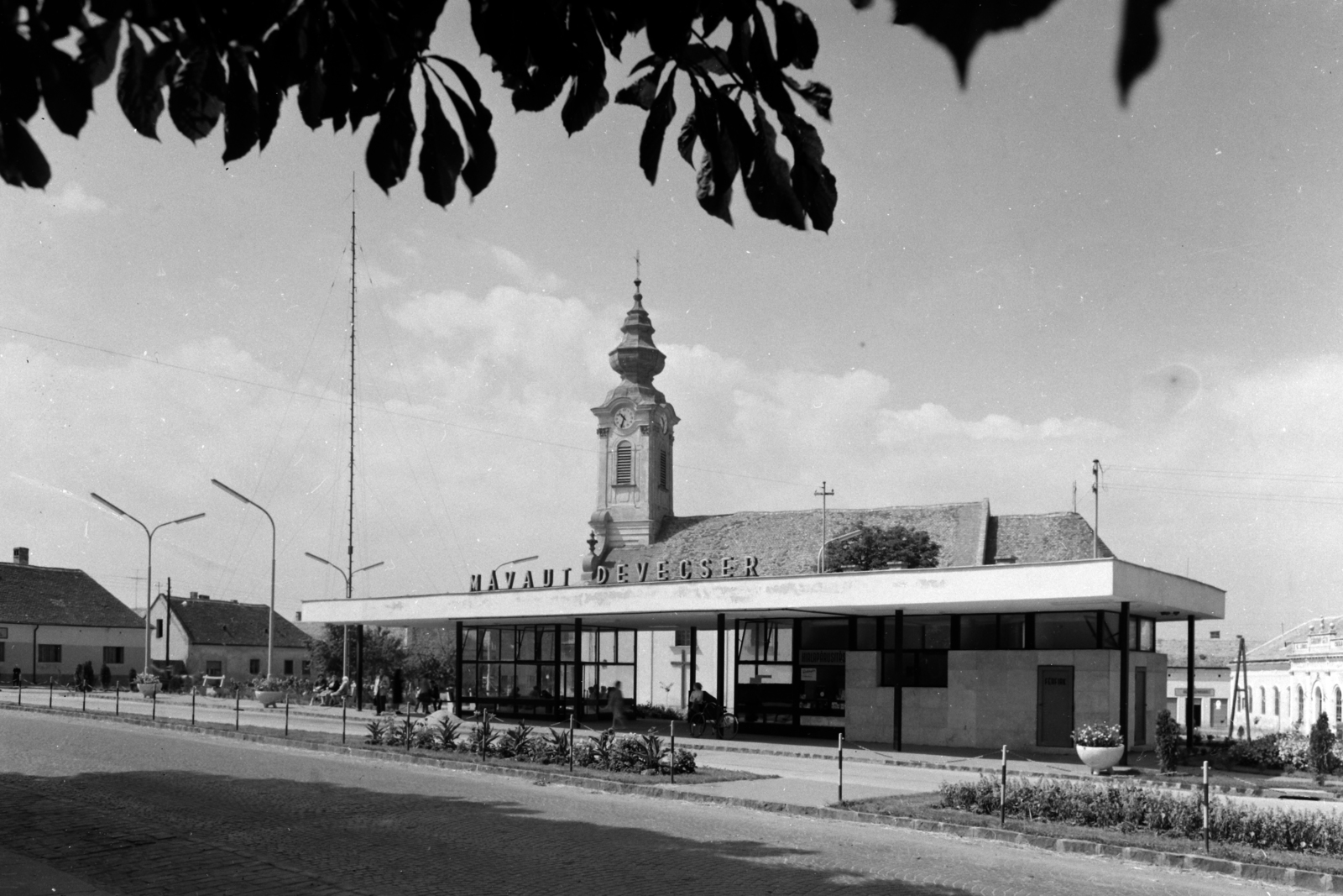 Hungary, Devecser, autóbusz-állomás., 1965, UVATERV, MÁVAUT-organisation, neon lights, neon sign, bus stop, Fortepan #27022