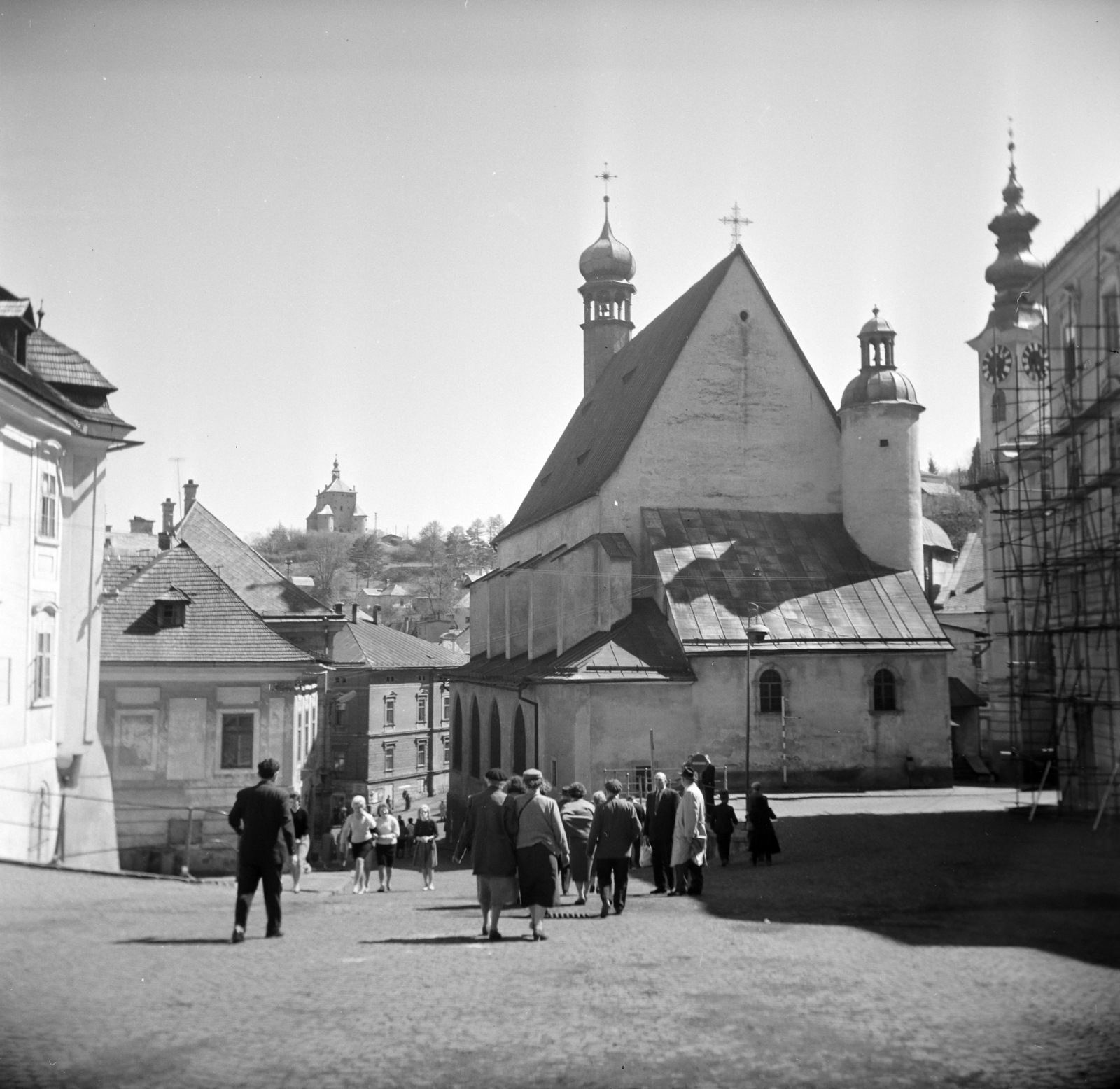 Slovakia, Selva di Val Gardena, Szentháromság tér, Szent Katalin-templom. Távolban balra a Leányvár., 1962, Vozárik Edit, street view, Fortepan #270224