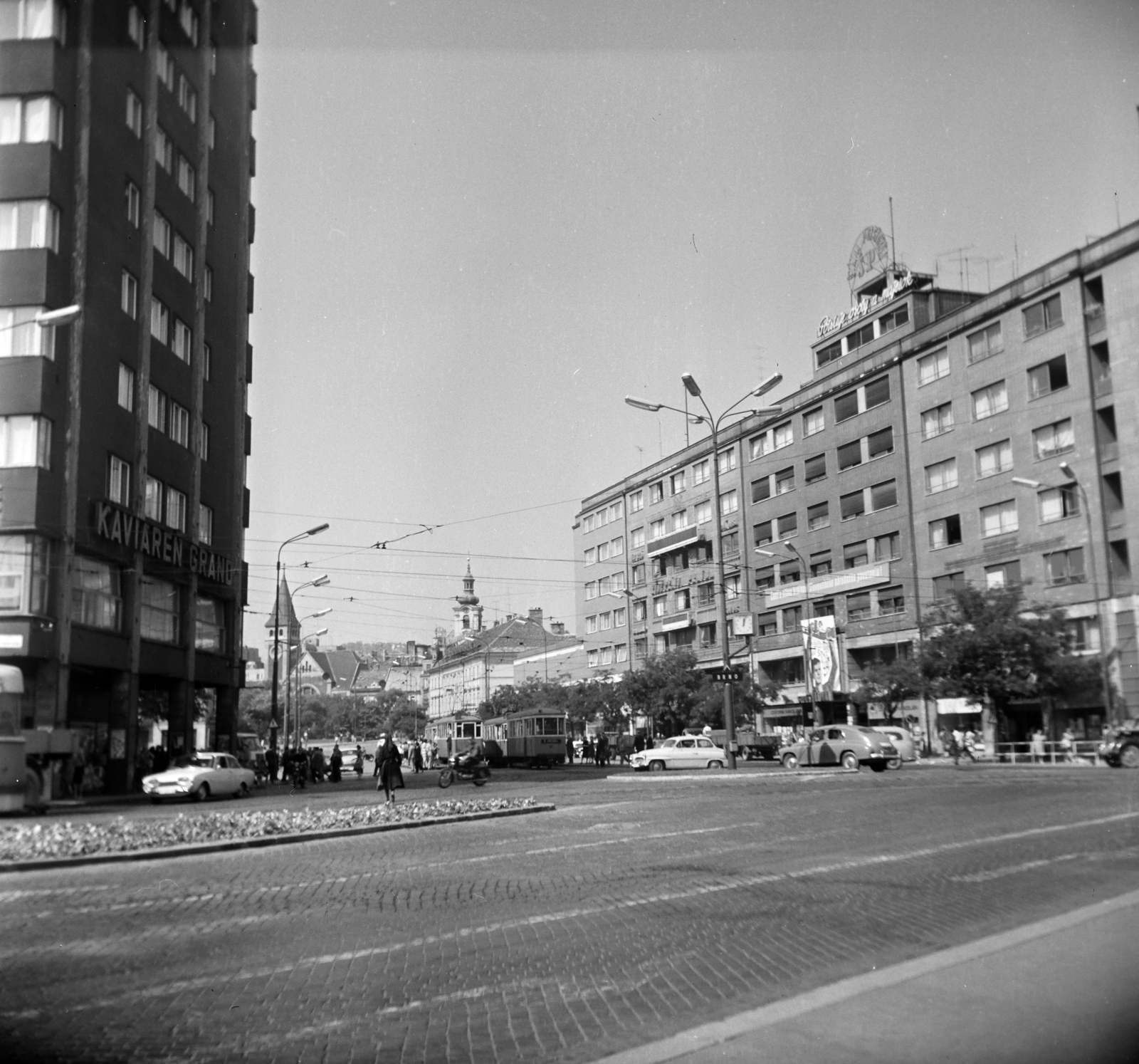 Szlovákia, Pozsony, Szlovák Nemzeti Felkelés tere (Námestie SNP), szemben balra a református templom, jobbra az Irgalmasok templomának tornya látszik., 1963, Vozárik Edit, Fortepan #270231