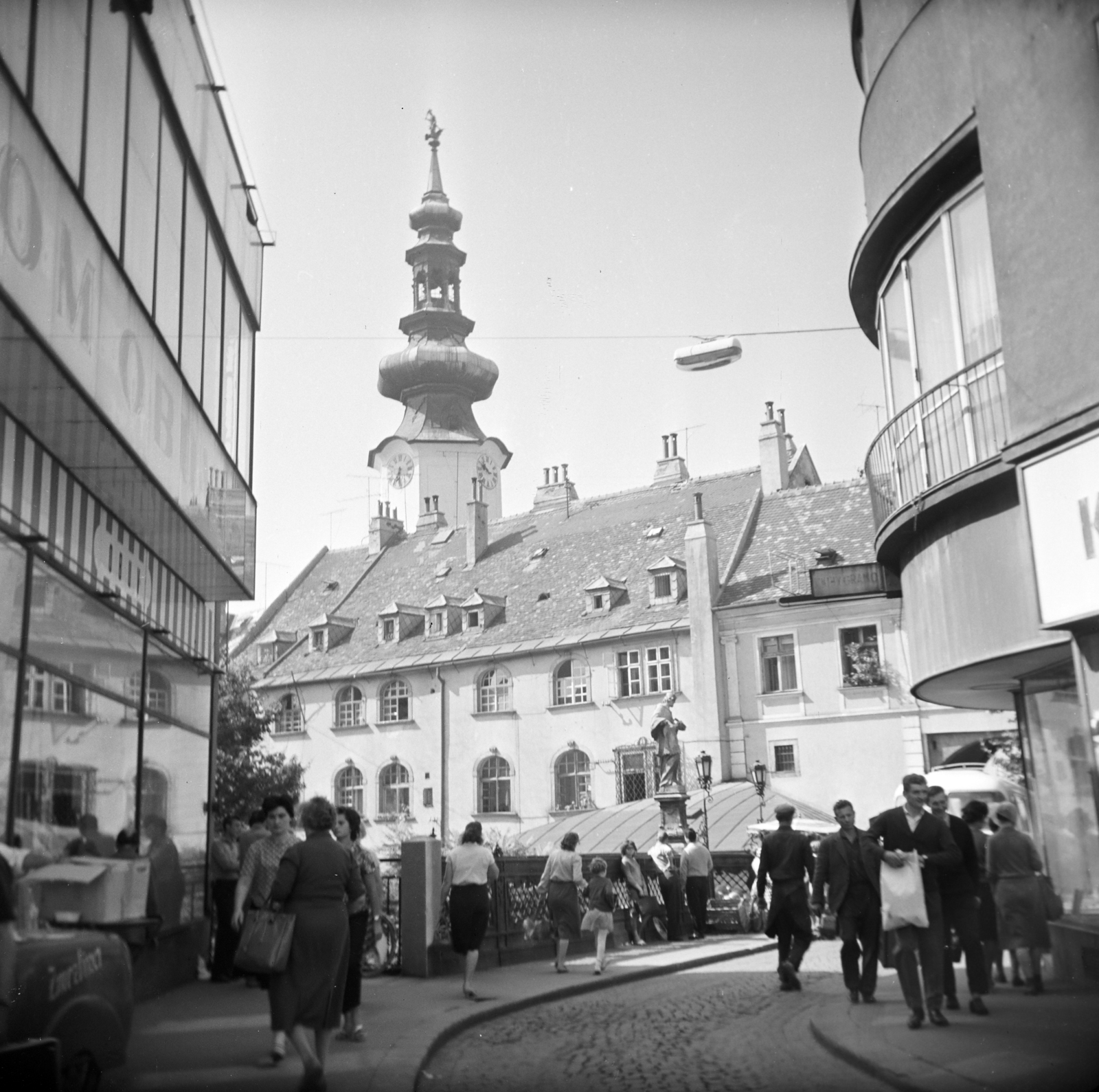 Slovakia, Bratislava, Nepomuki Szent János szobra a Nagy Lajos tér (Hurbanovo námestie) felől a Mihály-kapu felé vezető kis hídon. Háttérben a Mihály-kapu toronycsúcsa., 1963, Vozárik Edit, Fortepan #270235