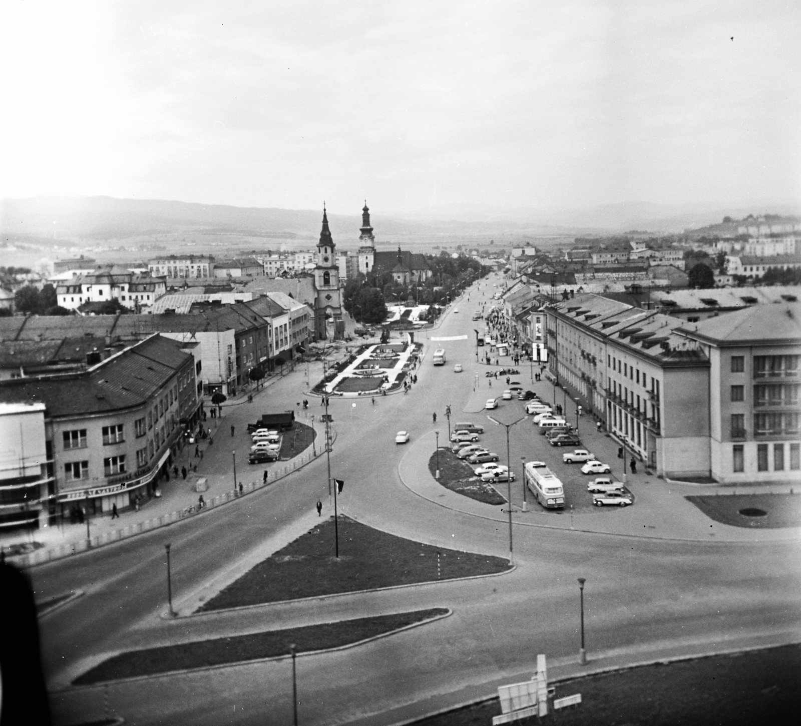 Szlovákia, Zólyom, kilátás a Zólyomi várból, az előtérben a Námestie SNP (Szlovák Nemzeti Felkelés tere), a háttérben balra a Szentháromság evangélikus templom (Evanjelický kostol svätej Trojice), jobbra a Szent Erzsébet-templom (Kostol sv. Alžbety)., 1963, Vozárik Edit, Fortepan #270236