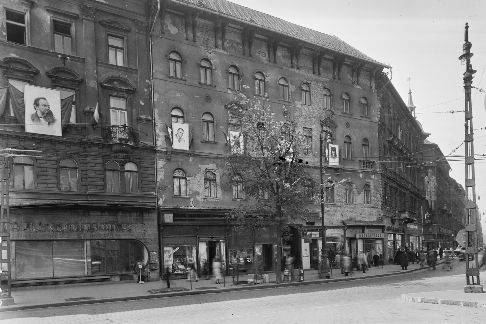 Hungary, Budapest VIII., Baross tér 1., 1957, UVATERV, political decoration, Friedrich Engels-portrayal, catenary wire, Budapest, Fortepan #27024