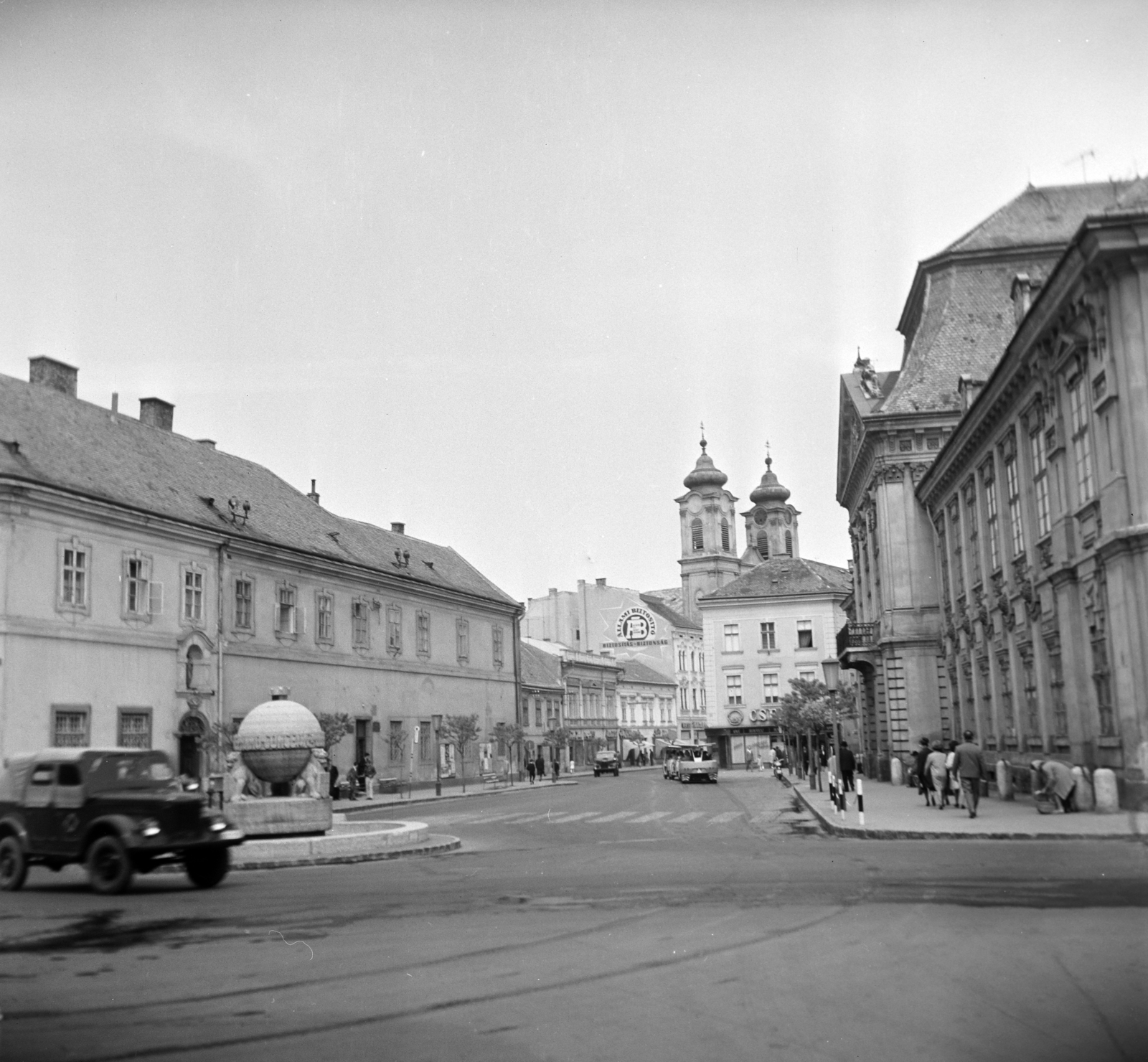 Magyarország, Székesfehérvár, Városház (Szabadság) tér, szemben a Nepomuki Szent János-templom, jobbra a Püspöki palota., 1965, Vozárik Edit, gyalogátkelő, Fortepan #270247