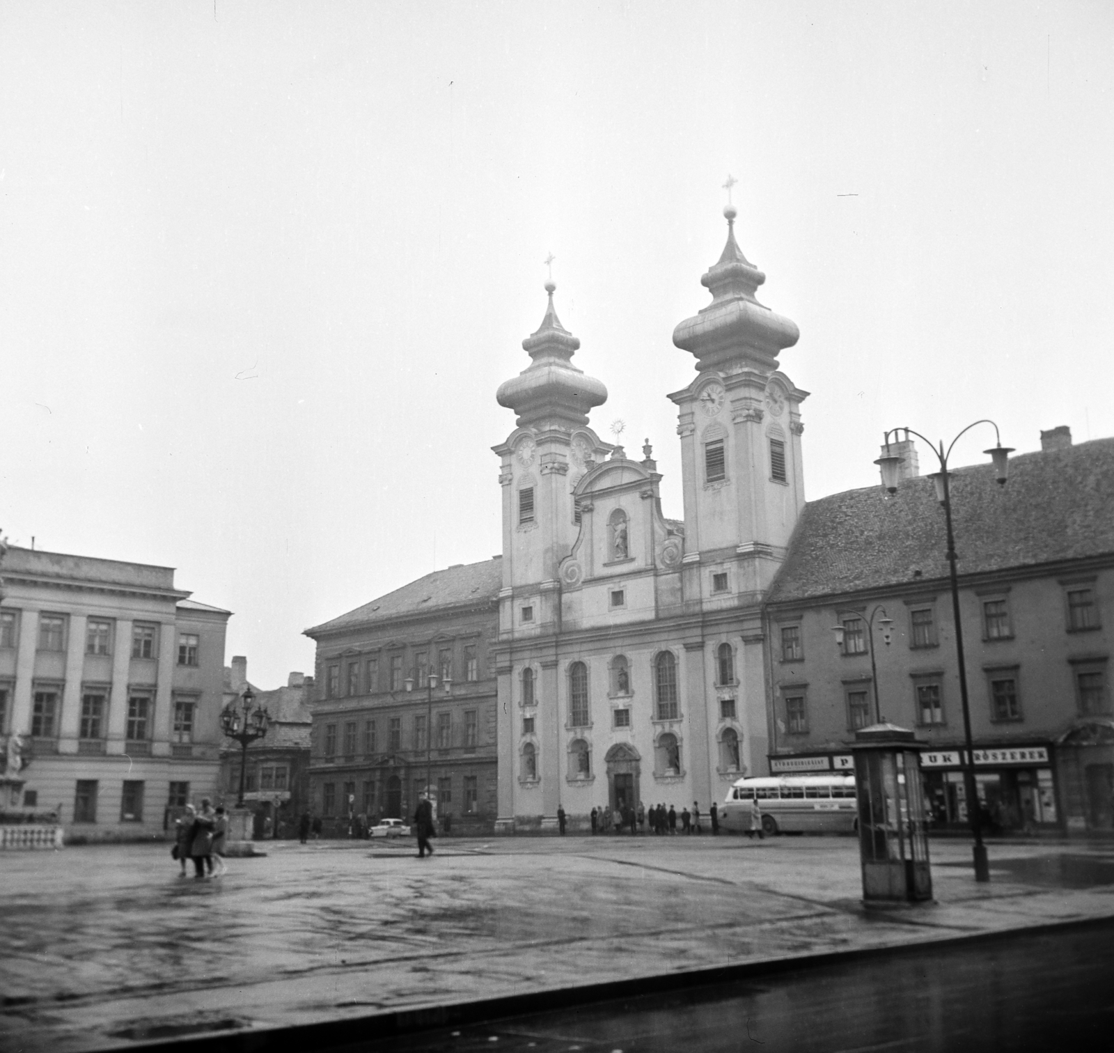 Magyarország, Győr, Széchenyi tér, szemben a Czuczor Gergely Bencés Gimnázium és a Loyolai Szent Ignác bencés templom., 1964, Vozárik Edit, Fortepan #270249