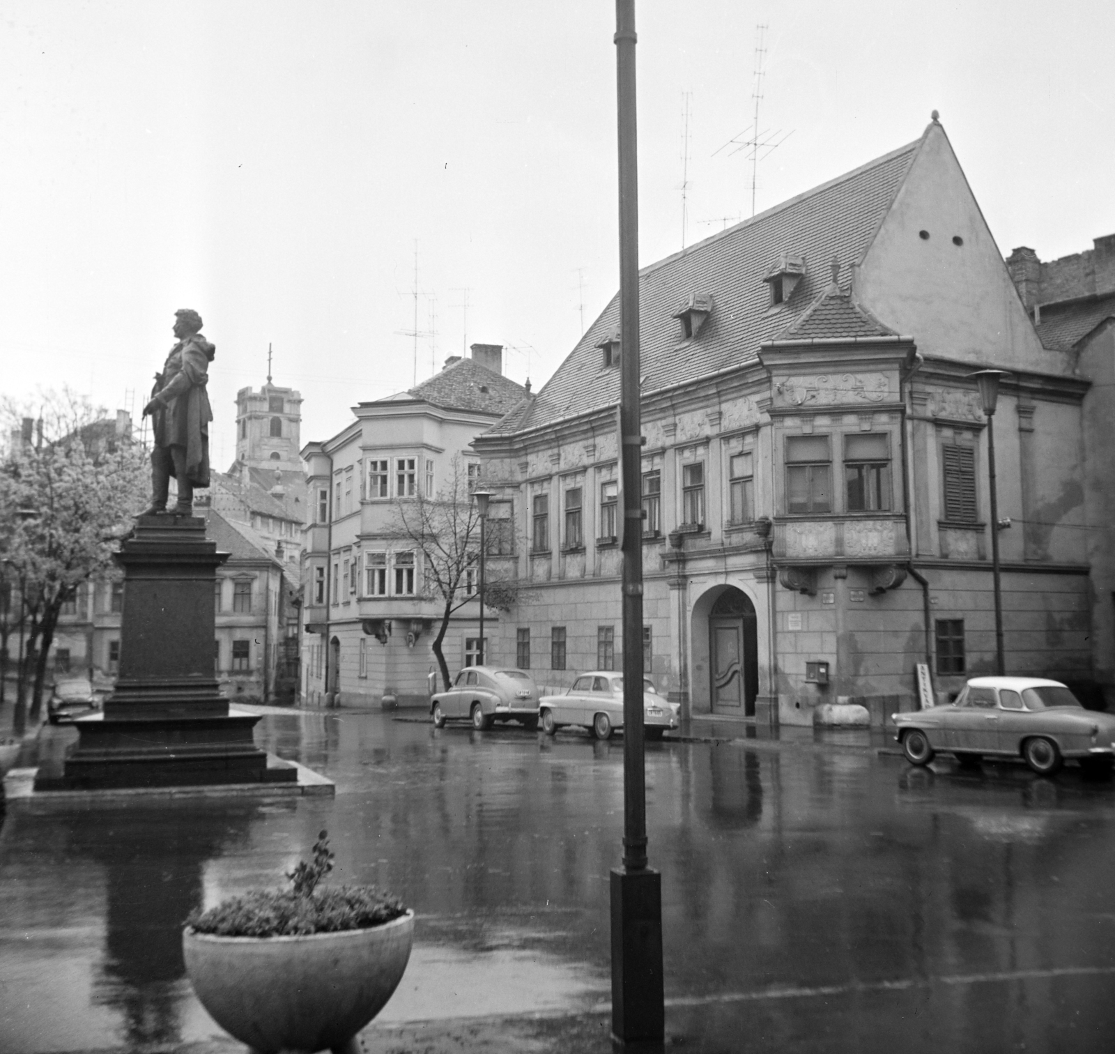 Magyarország, Győr, Bécsi kapu (Köztársaság) tér, balra Kisfaludy Károly szobra (Mátrai Lajos György, 1892.). Háttérben a Székesegyház., 1964, Vozárik Edit, Fortepan #270251