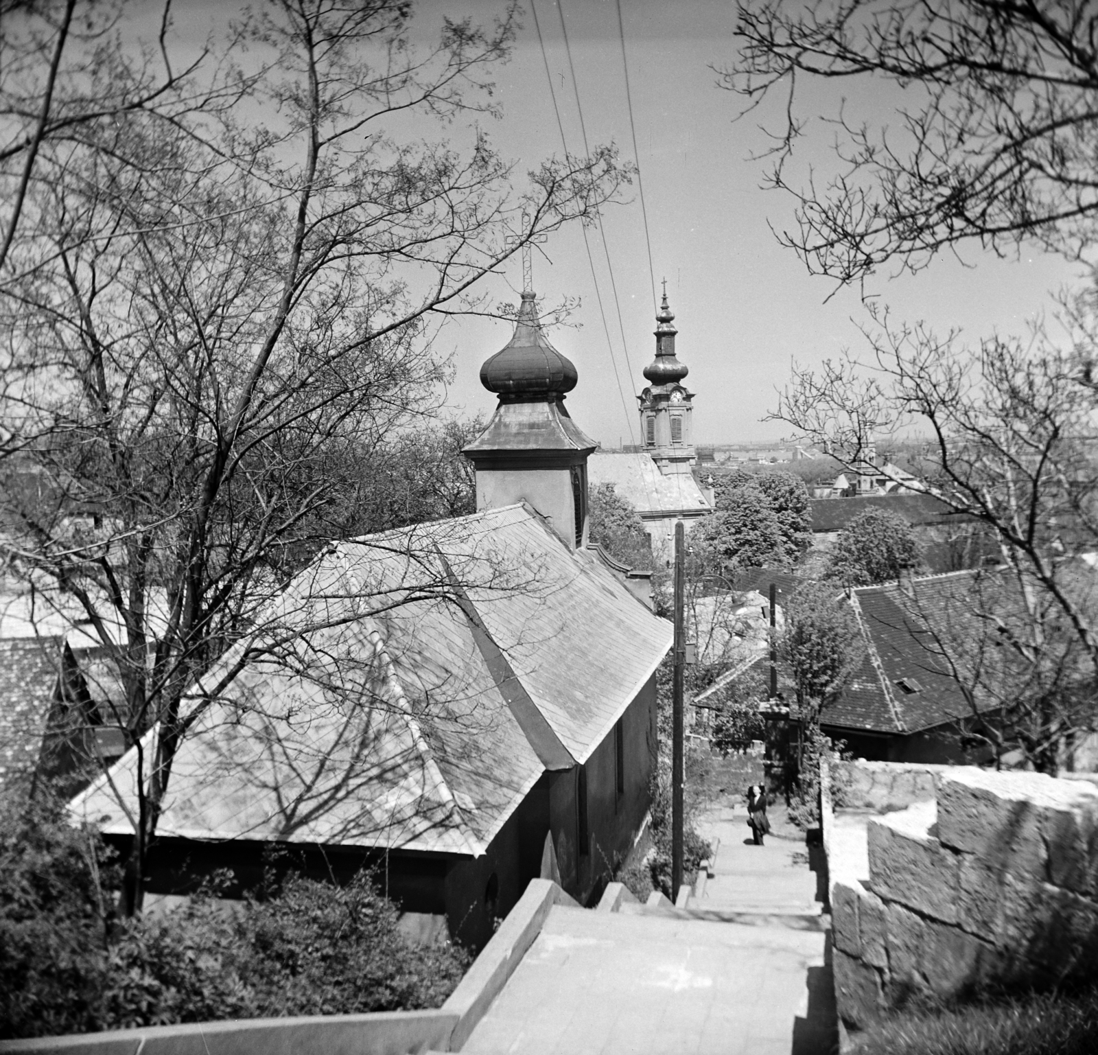 Hungary, Budapest XXII., Budafok, Stáció utca, előtérben a Szent Péter és Szent Pál-kápolna, hátrébb a Szent Lipót-templom tornya., 1964, Vozárik Edit, Budapest, Fortepan #270253