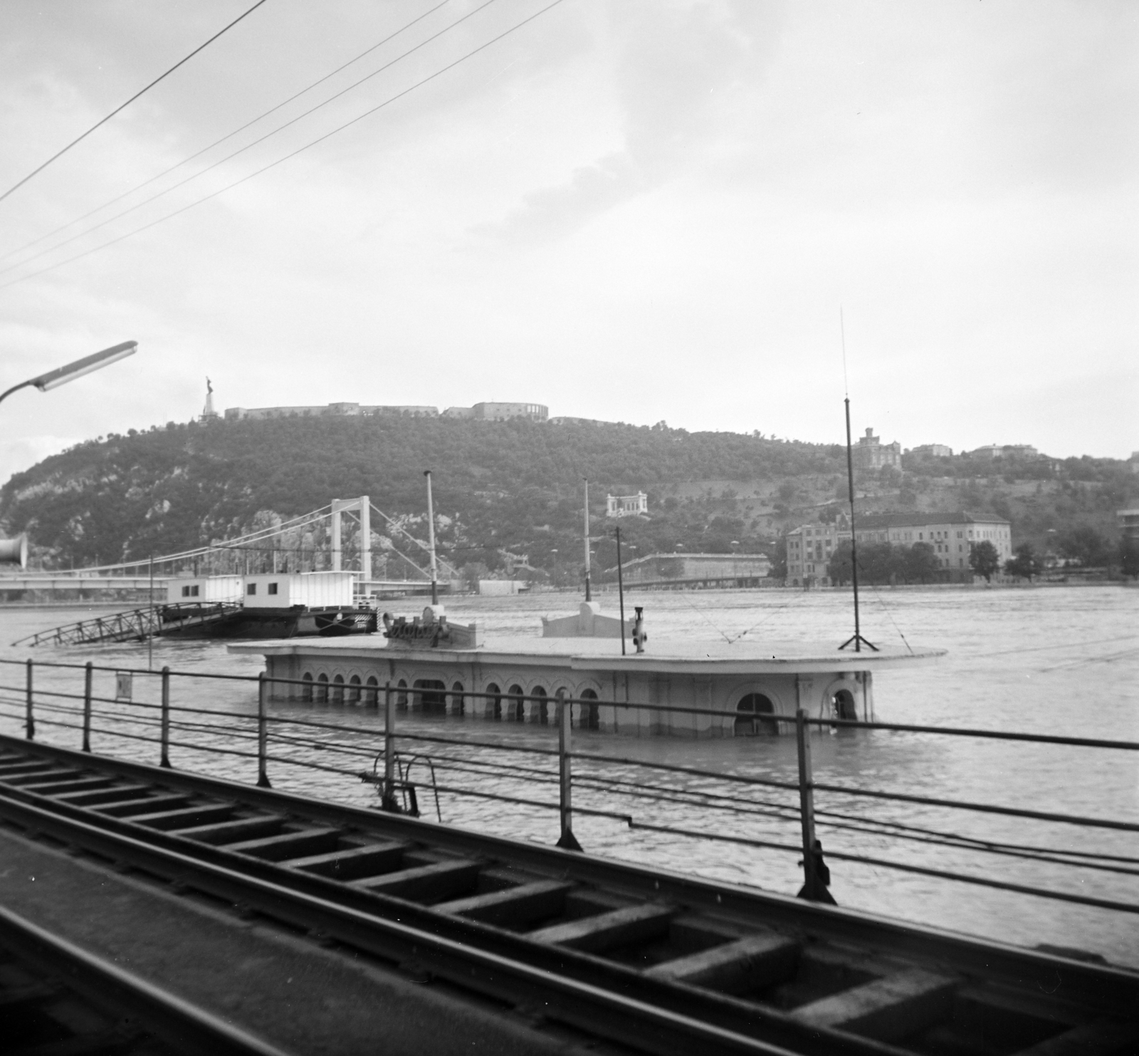 Magyarország, Budapest V., látkép árvíz idején a Dunakorzó felől a Vigadó téri hajóállomás és a Gellért-hegy felé., 1965, Vozárik Edit, árvíz, rakpart, sínpálya, Budapest, Fortepan #270256