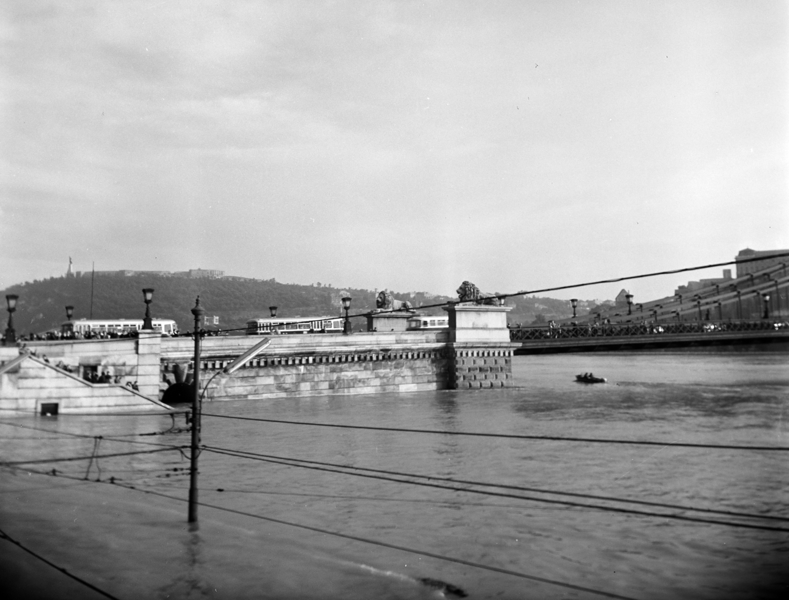 Hungary, Budapest V., az elöntött pesti alsó rakpart a Széchenyi Lánchíd pesti hídfőjénél árvíz idején., 1965, Vozárik Edit, flood, Budapest, Fortepan #270258