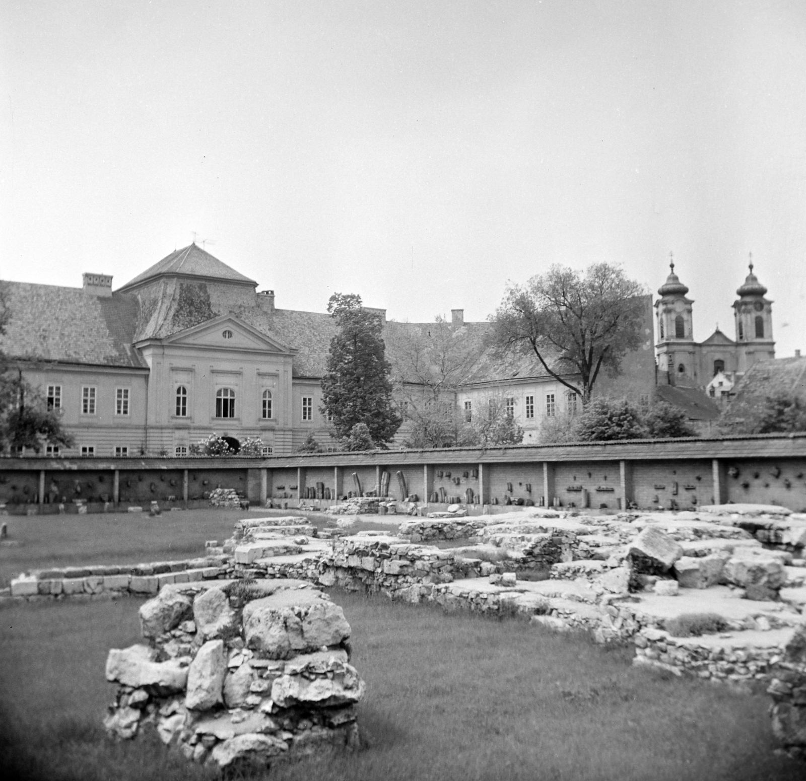 Magyarország, Székesfehérvár, Romkert, háttérben a Püspöki palota és a Nepomuki Szent János-templom., 1965, Vozárik Edit, rom, Fortepan #270259