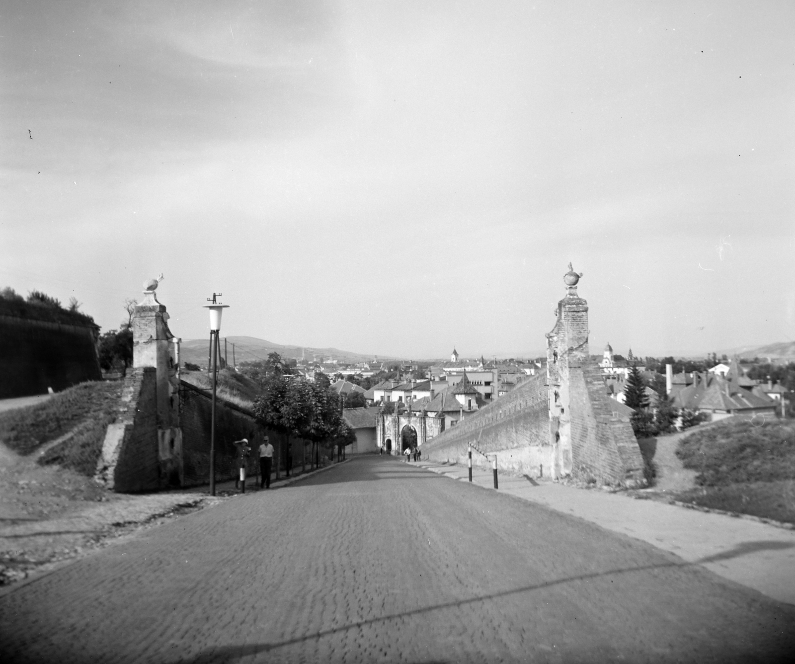 Romania,Transylvania, Alba Iulia, szemben a vár alsó Károly-kapuja., 1963, Vozárik Edit, Fortepan #270270