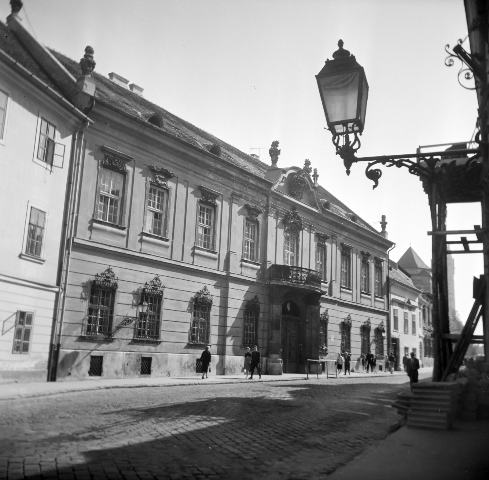 Hungary, Budapest I., Táncsics Mihály utca, szemben a 7. számú épület, az Erdődy (Hatvany) palota, ekkor általános iskola, később a Magyar Tudományos Akadémia (MTA) Zenetudományi Intézetének épülete., 1964, Vozárik Edit, Budapest, Fortepan #270281