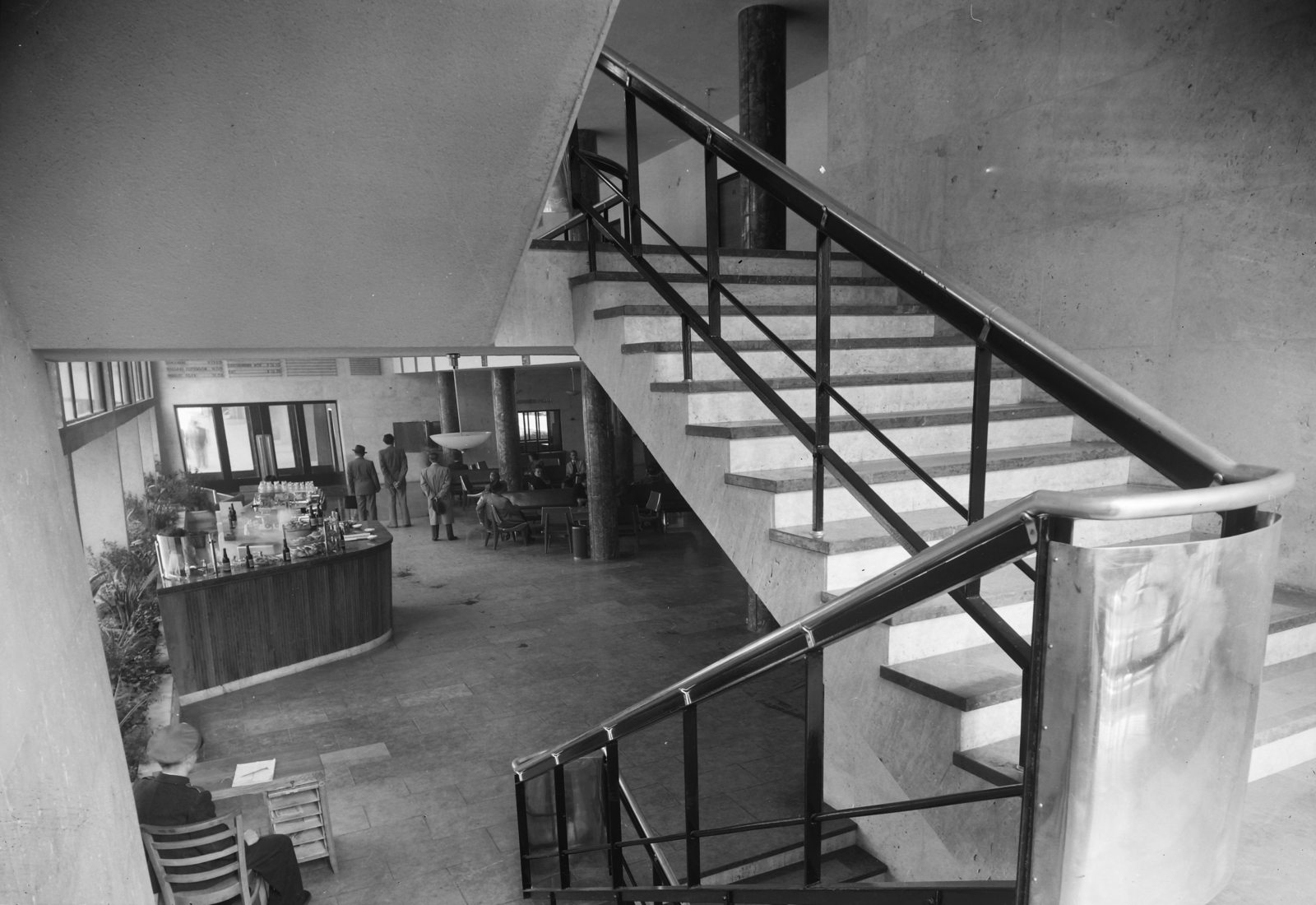 Hungary, Budapest V., Erzsébet (Sztálin) tér, MÁVAUT autóbusz-pályaudvar, utasváró., 1949, UVATERV, stairs, interior, Budapest, István Nyiri-design, Fortepan #27031