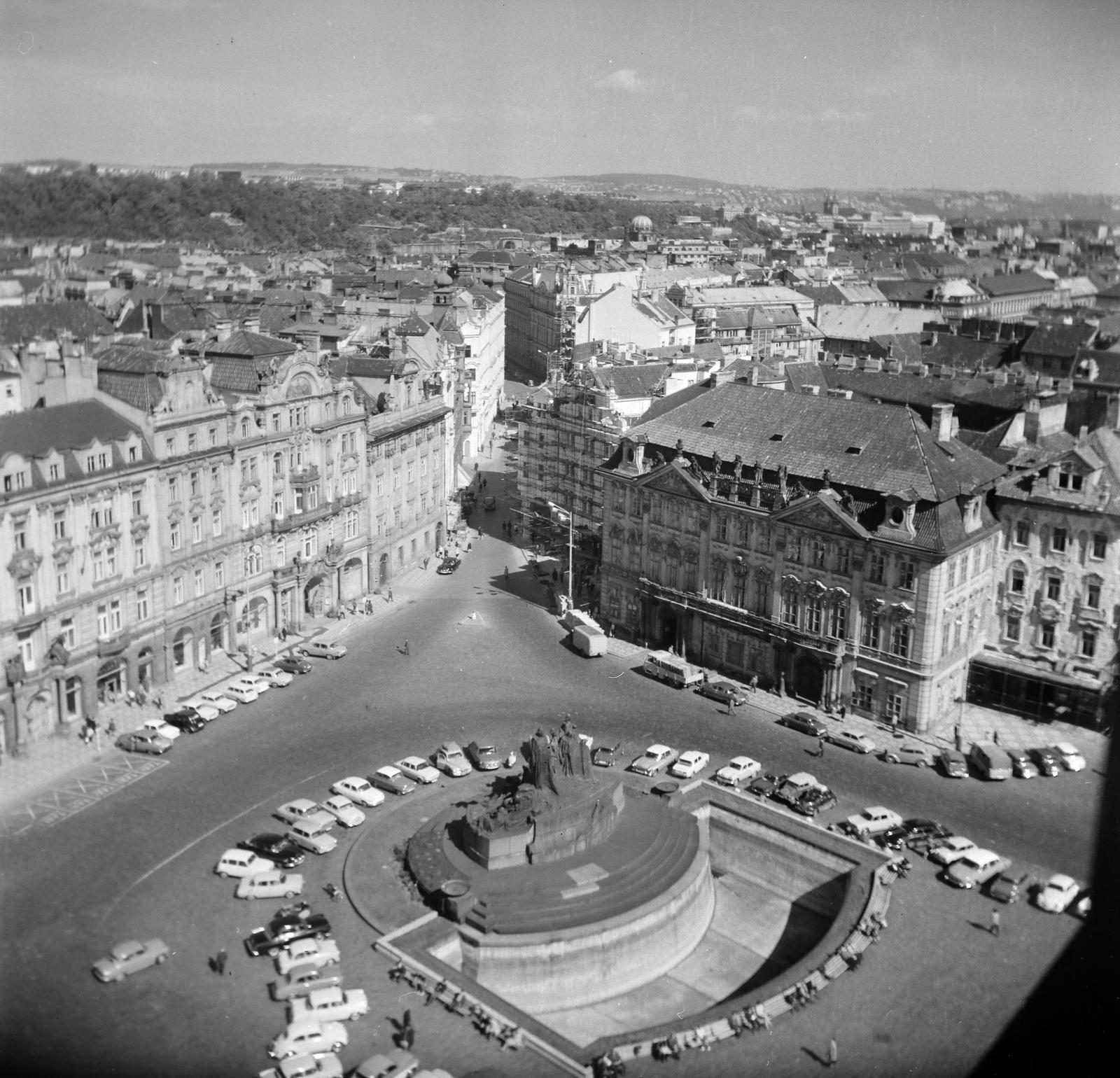 Czech Republik, Prague, Óváros tér (Staroměstské náměstí) az Óratoronyból a Dlouhá třída és a Goltz-Kinsky palota felé nézve, előtérben a Husz János emlékmű., 1968, Vozárik Edit, Jan Hus-portrayal, Fortepan #270324