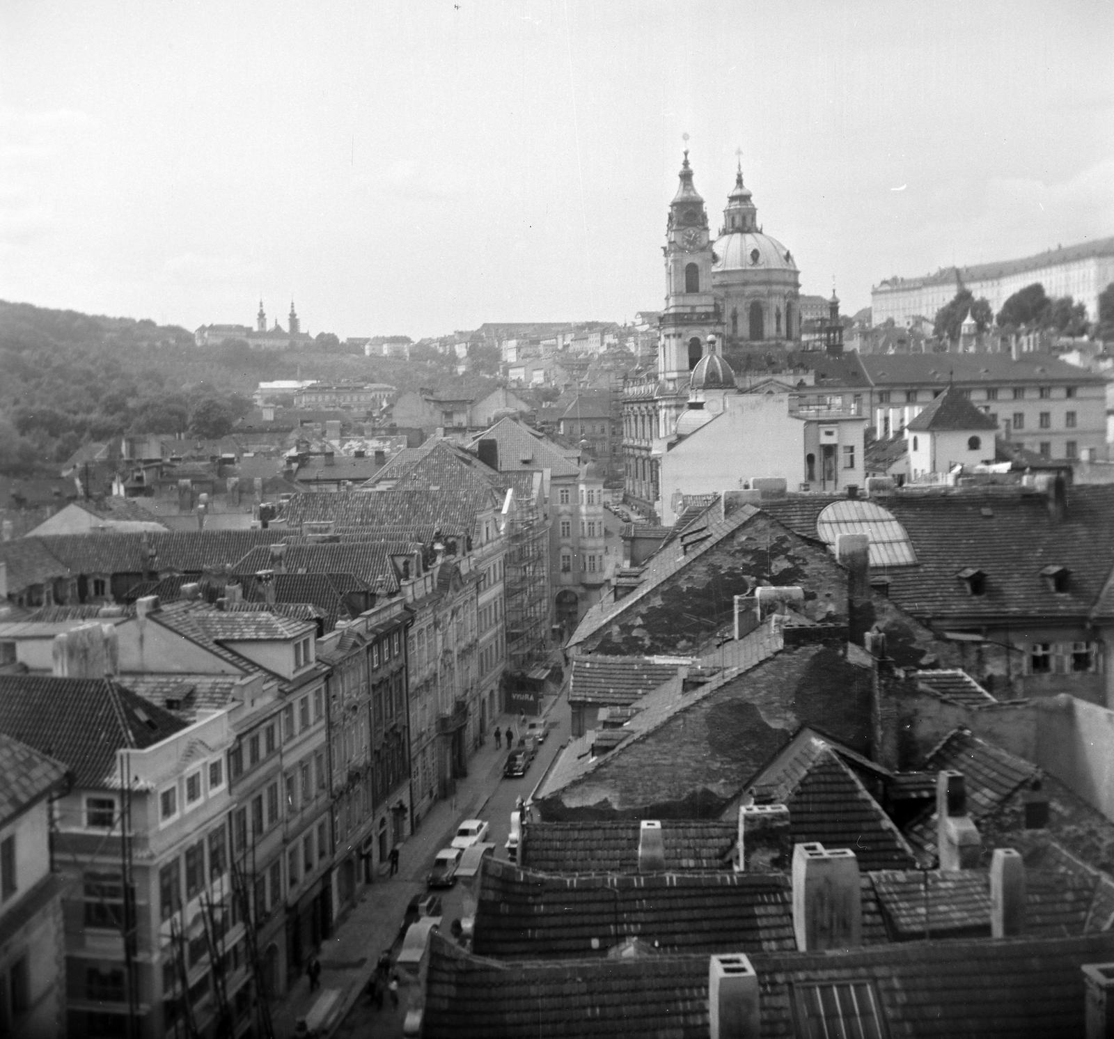Czech Republik, Prague, Malá Strana (Kisoldal), kilátás a Károly híd kisoldali tornyából a Mostecká ulice és a Szent Miklós-templom (Kostel svatého Mikuláše) felé., 1968, Vozárik Edit, Fortepan #270326