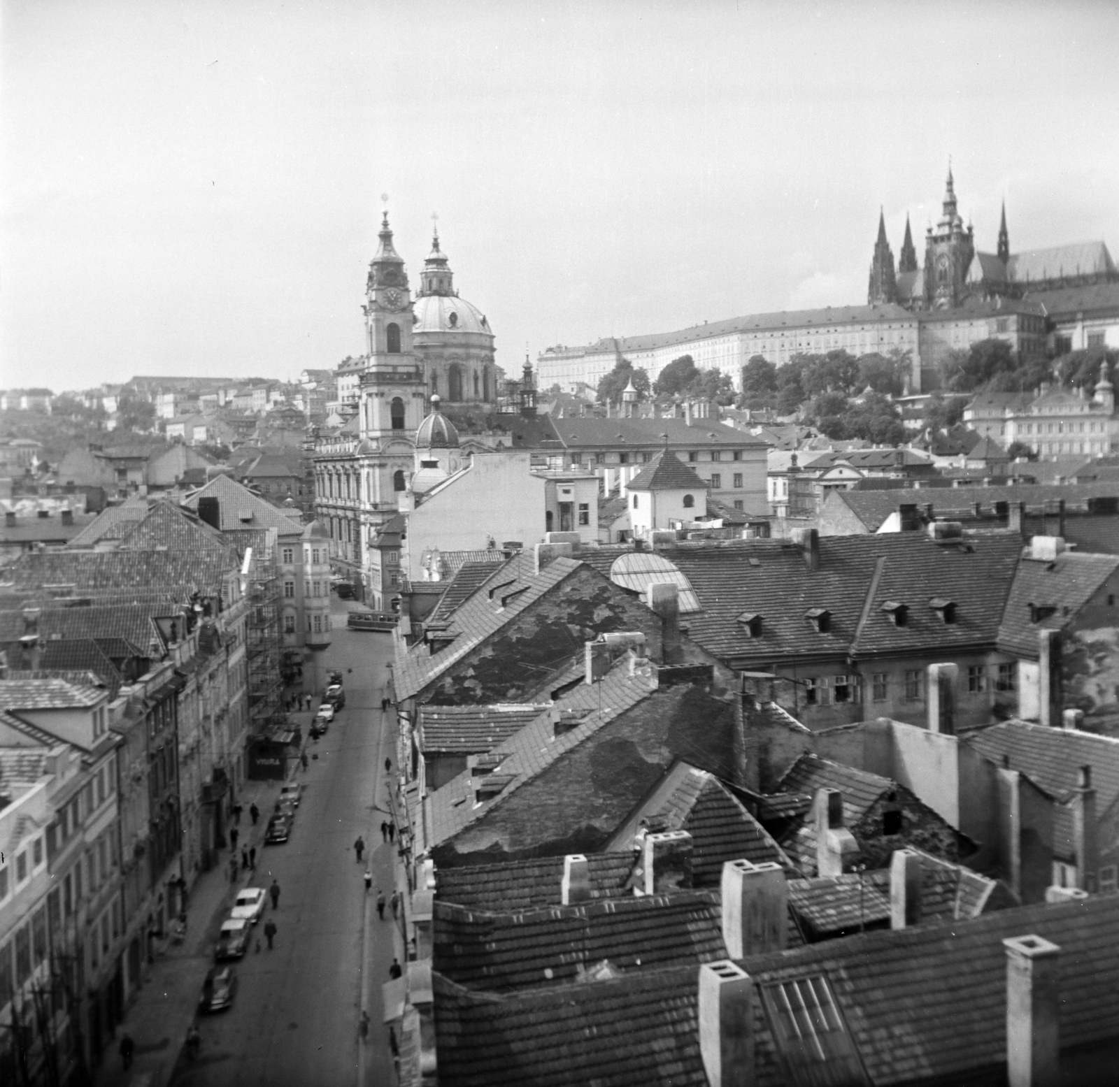 Czech Republik, Prague, Malá Strana (Kisoldal), kilátás a Károly híd kisoldali tornyából a Mostecká ulice felé, szemben a Szent Miklós-templom (Kostel svatého Mikuláše), jobbra a Hradzsin., 1968, Vozárik Edit, Fortepan #270328