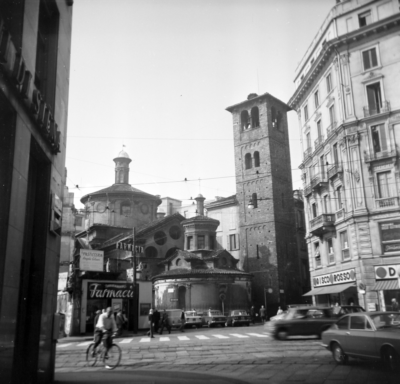 Italy, Milan, Santa Maria presso San Satiro templom., 1968, Vozárik Edit, bicycle, crosswalk, Fortepan #270331