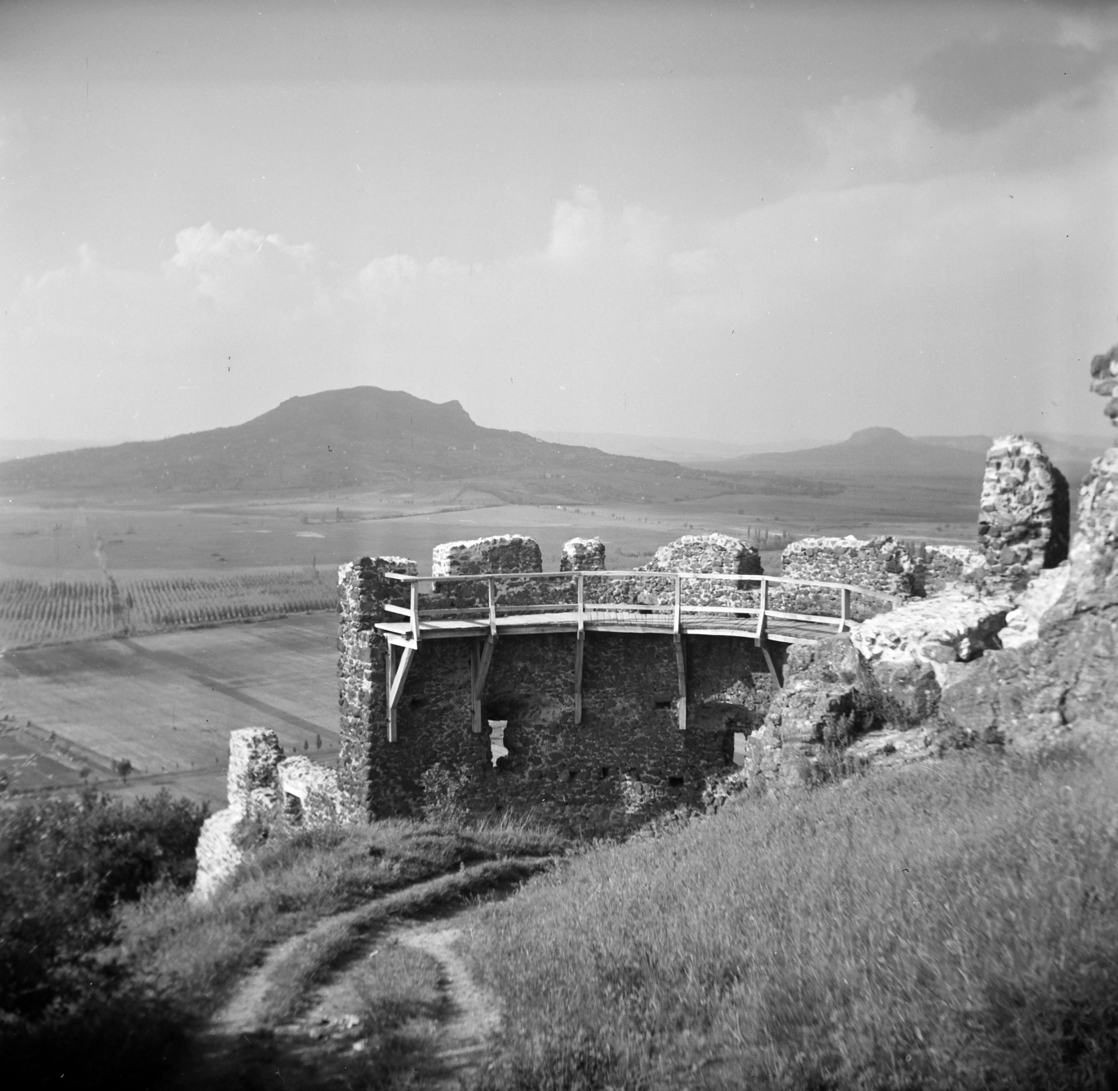 Hungary,Lake Balaton, Szigliget, várrom, kilátás a Szent György-hegyre, tőle jobbra Csobánc., 1968, Vozárik Edit, Lake Balaton, Fortepan #270334