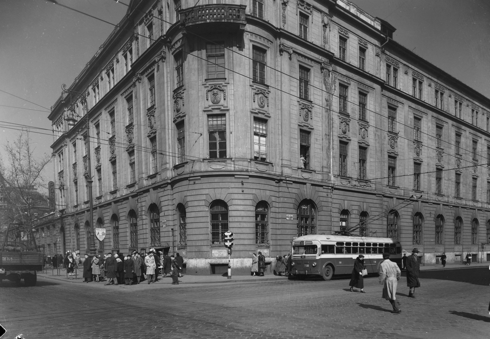 Magyarország, Budapest VI., Teréz (Lenin) körút - Podmaniczky (Rudas László) utca sarok, posta., 1956, UVATERV, szovjet gyártmány, jelzőlámpa, trolibusz, posta, MTB-82, Budapest, postahivatal, Fortepan #27034